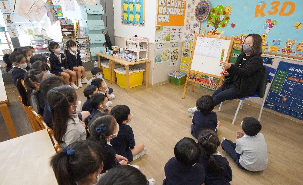 學校採用雙語教學,根據家長要求,以英文、普通話或廣東話教授學生學術知識。