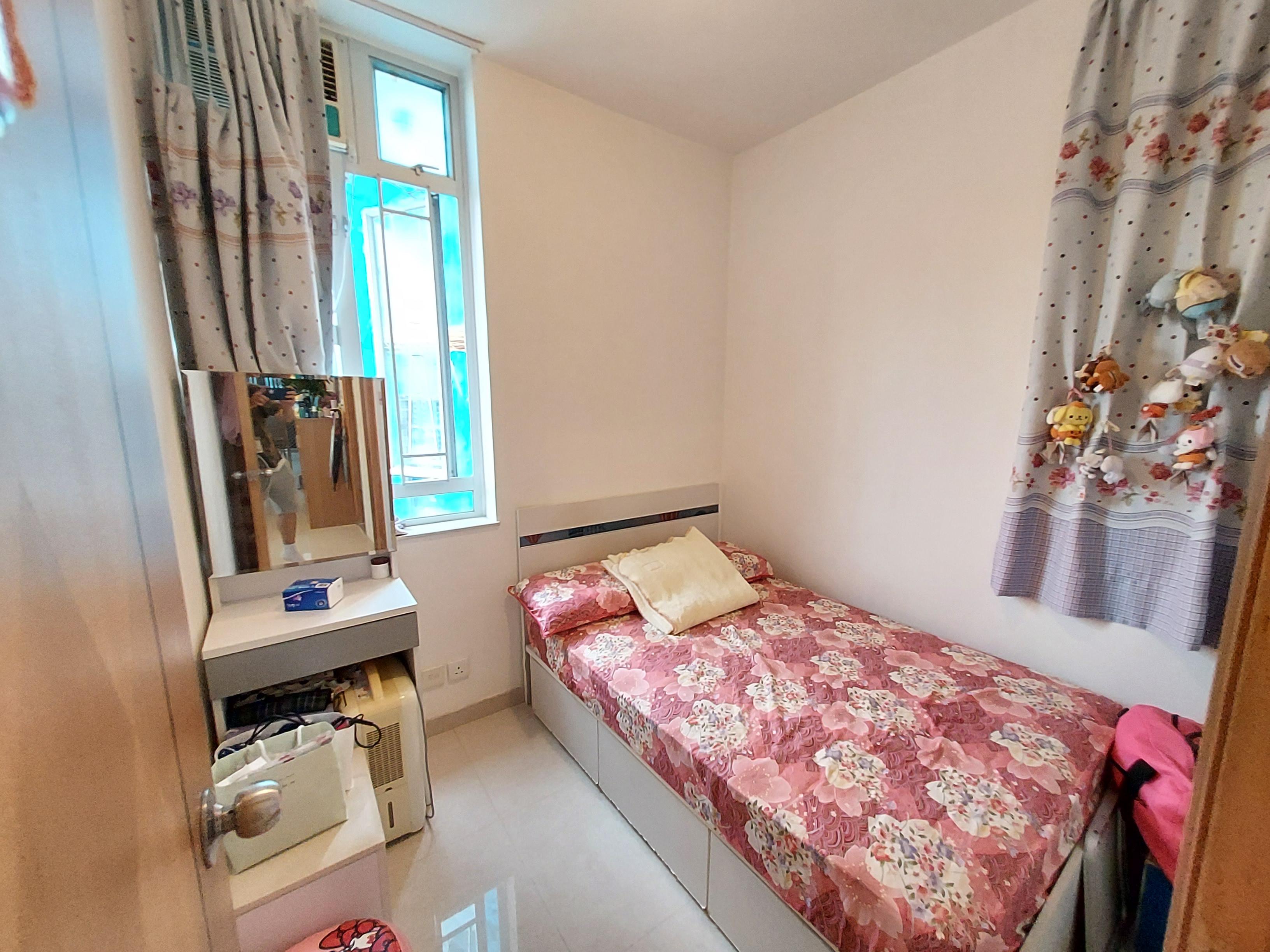 睡房面積不算細小,實用易擺位。