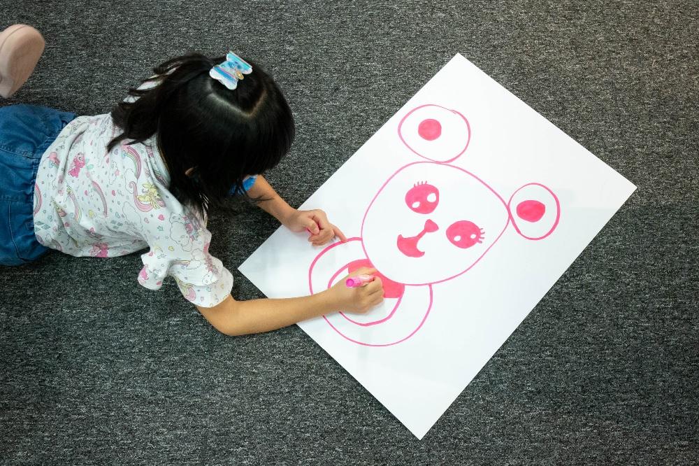 計劃結合網上教學影片和實體工作坊,分為兩個單元。計劃由一條線描繪一個波斯古老民間傳說《Serendip的三位王子》開始,以「創意七巧板」、視覺藝術、相片、建築、舞蹈和劇場演出,形象化地解構抽象的創意思維和鍛鍊認知力,助我們了解線條對於視覺藝術以至表演藝術的重要性。購買工作坊門票可免費獲贈網上內容及智趣袋乙個(價值$120),計劃適合8歲或以上親子、青少年及成人參加。