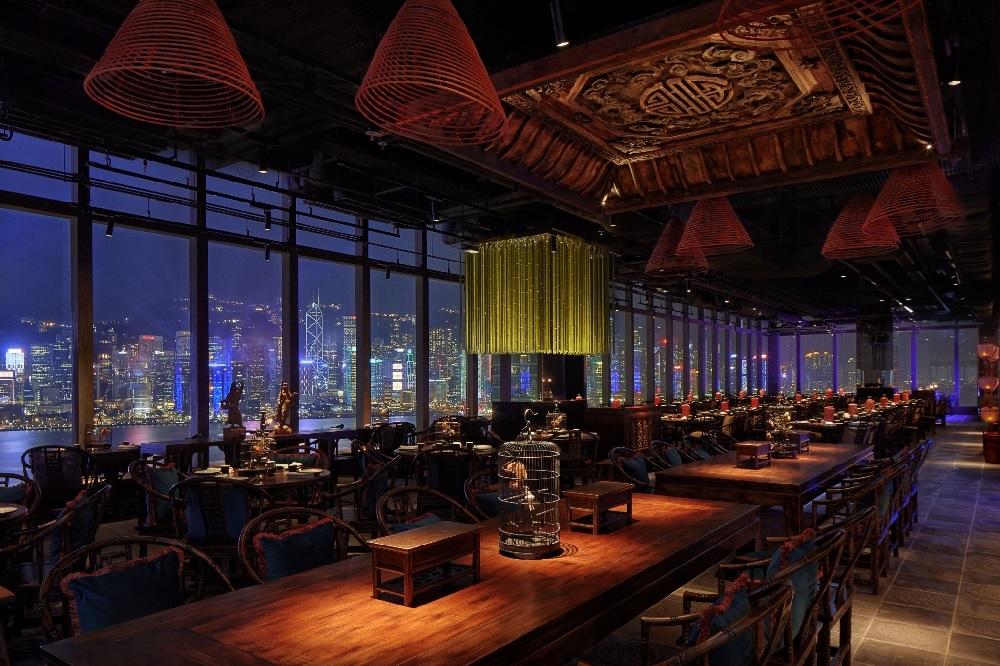 維港海景環繞的主要用餐區域。