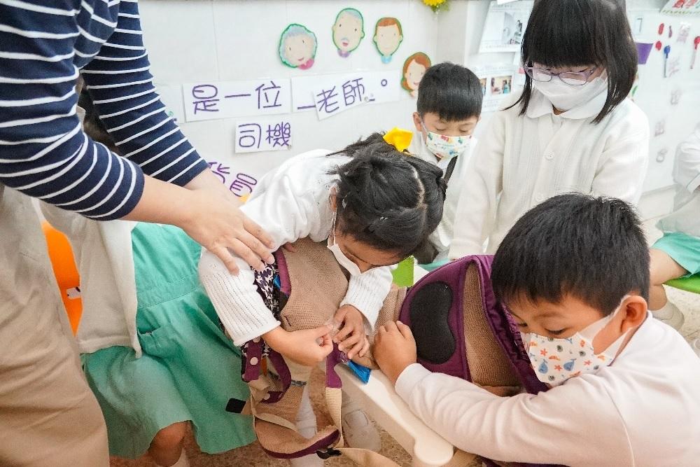 幼兒班至高班的學生都會接受高廣度教學,透過計劃、實踐、回憶三個過程,培養孩子思考、發問、解決困難。