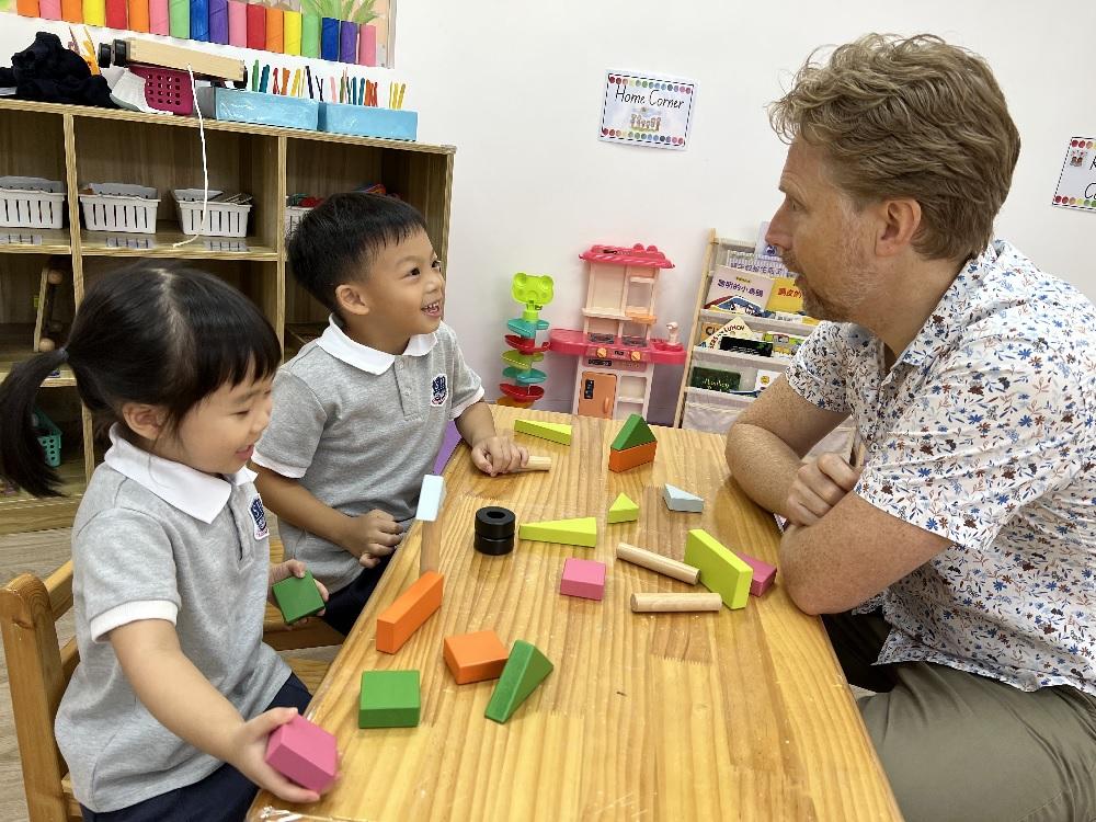 學校採用雙語教學,根據家長要求,以英文、普通話或廣東話教授學生學術知識。