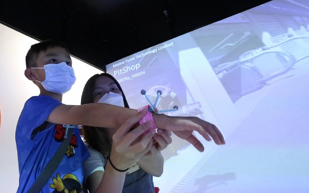 小朋友只需在身上夾一個感應器,便可以玩到一些立體及「高度貼近現實」的XR遊戲。