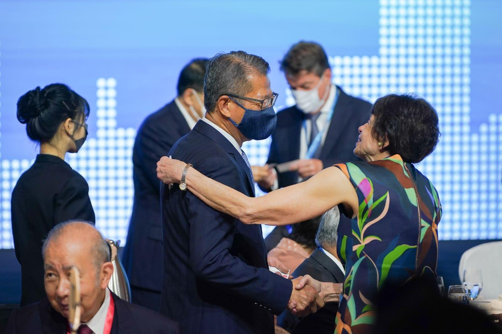 被評為「康復個案」的財政司長陳茂波出席峰會,並與嘉賓握手。(李睿哲攝)