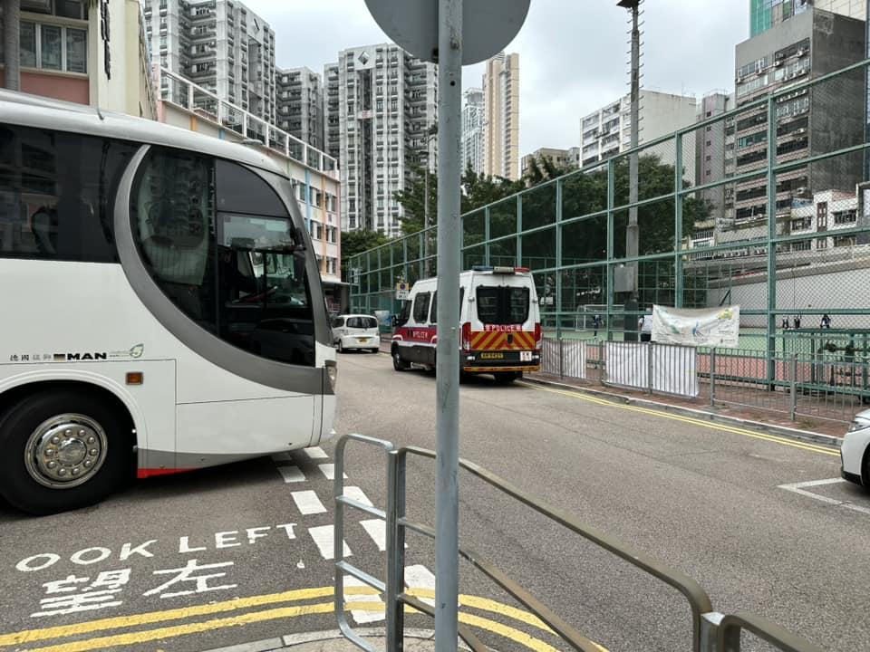 警車停泊雙黃線疑阻旅巴轉彎。(馬路的事討論區@fb圖)
