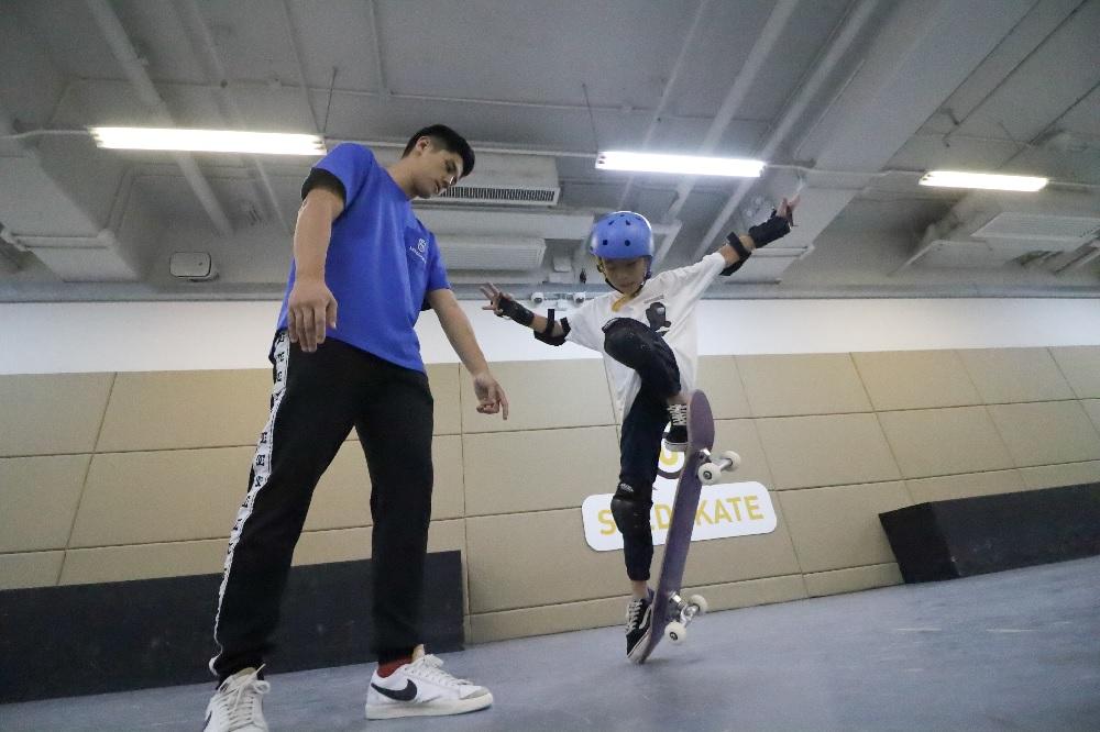 花式四:Ollie│難度:**│第一步是後腳掃板;第二步是前腳掃板;第三步是人跳起來;第四步是人連同滑板一起降落地。