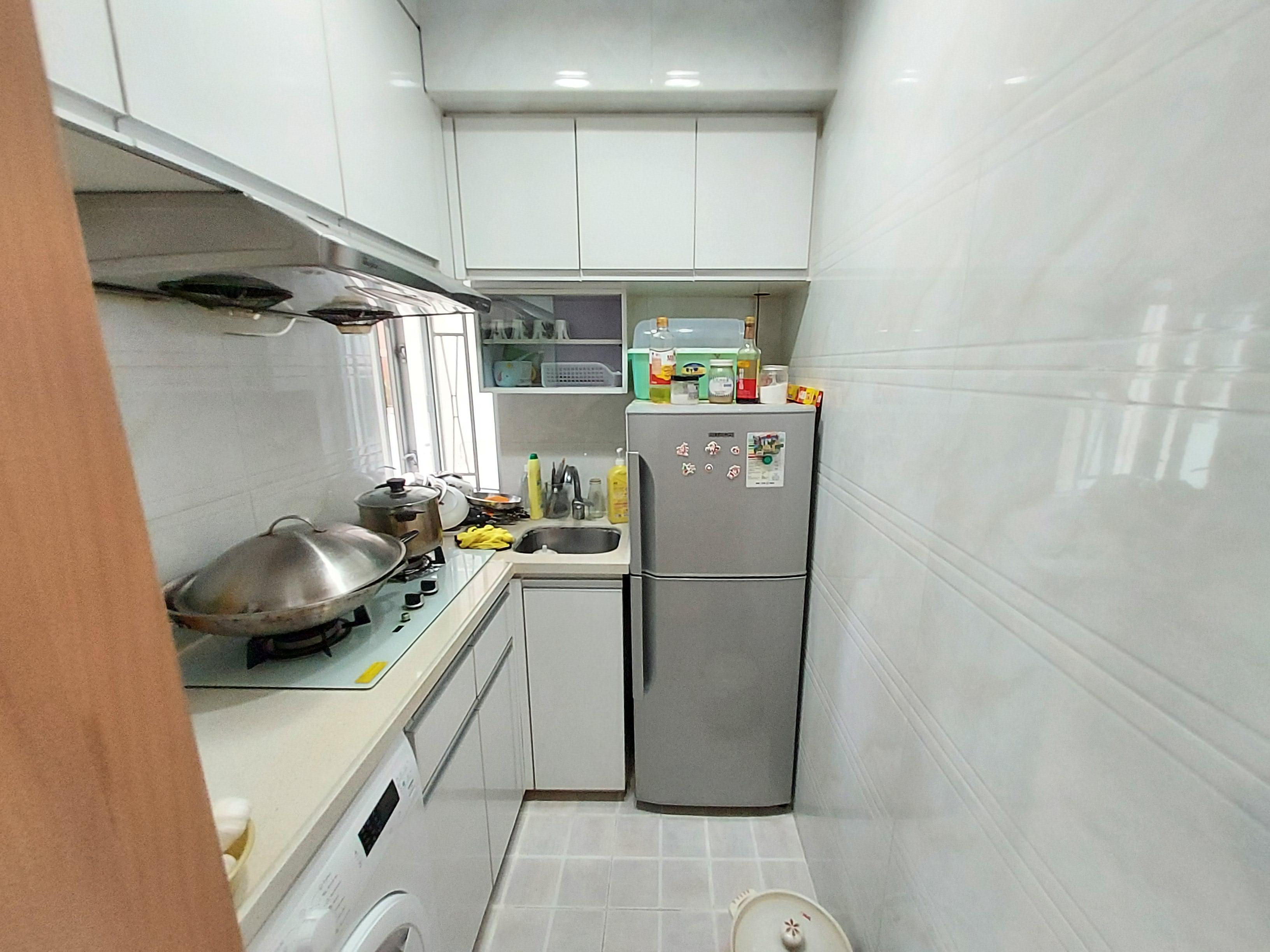 廚房配套簇新齊全。