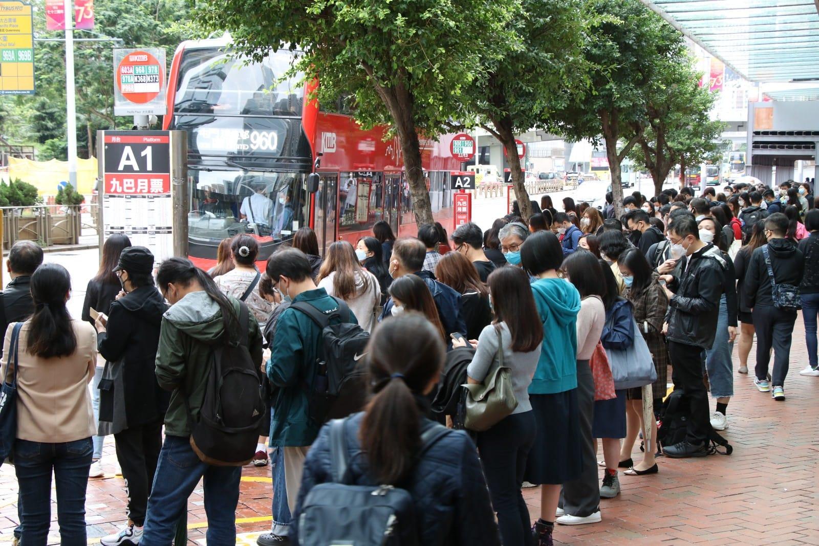 天文台決定在下午1時40分或以前改掛八號風球,不少市民提早收工,趕搭車回家。(林俊源攝)