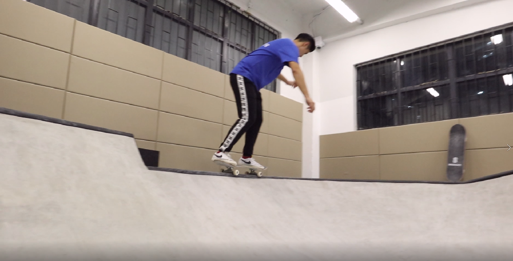 花式五:5050 axel stall│難度:***│在對面的mini ramp轉身,然後人與滑板都在上面停頓5秒鐘,跟著再滑行落下。