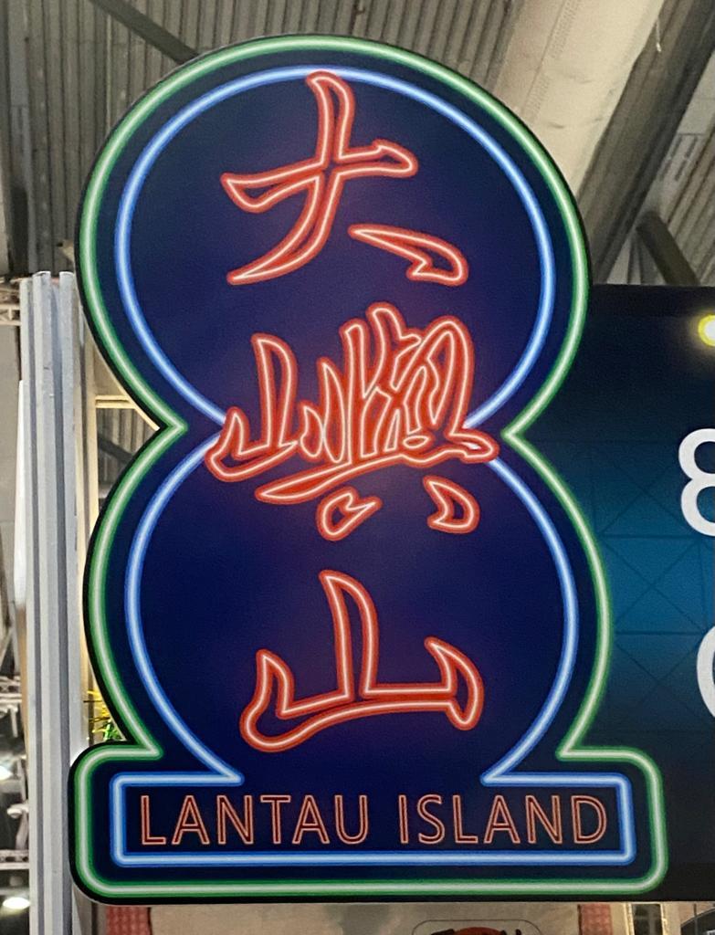 場內有不同香港重點景點,包括「旺角女人街」、「太子花園街」、「黃大仙」、「沙田」、「銅鑼灣」、「大嶼山」等。