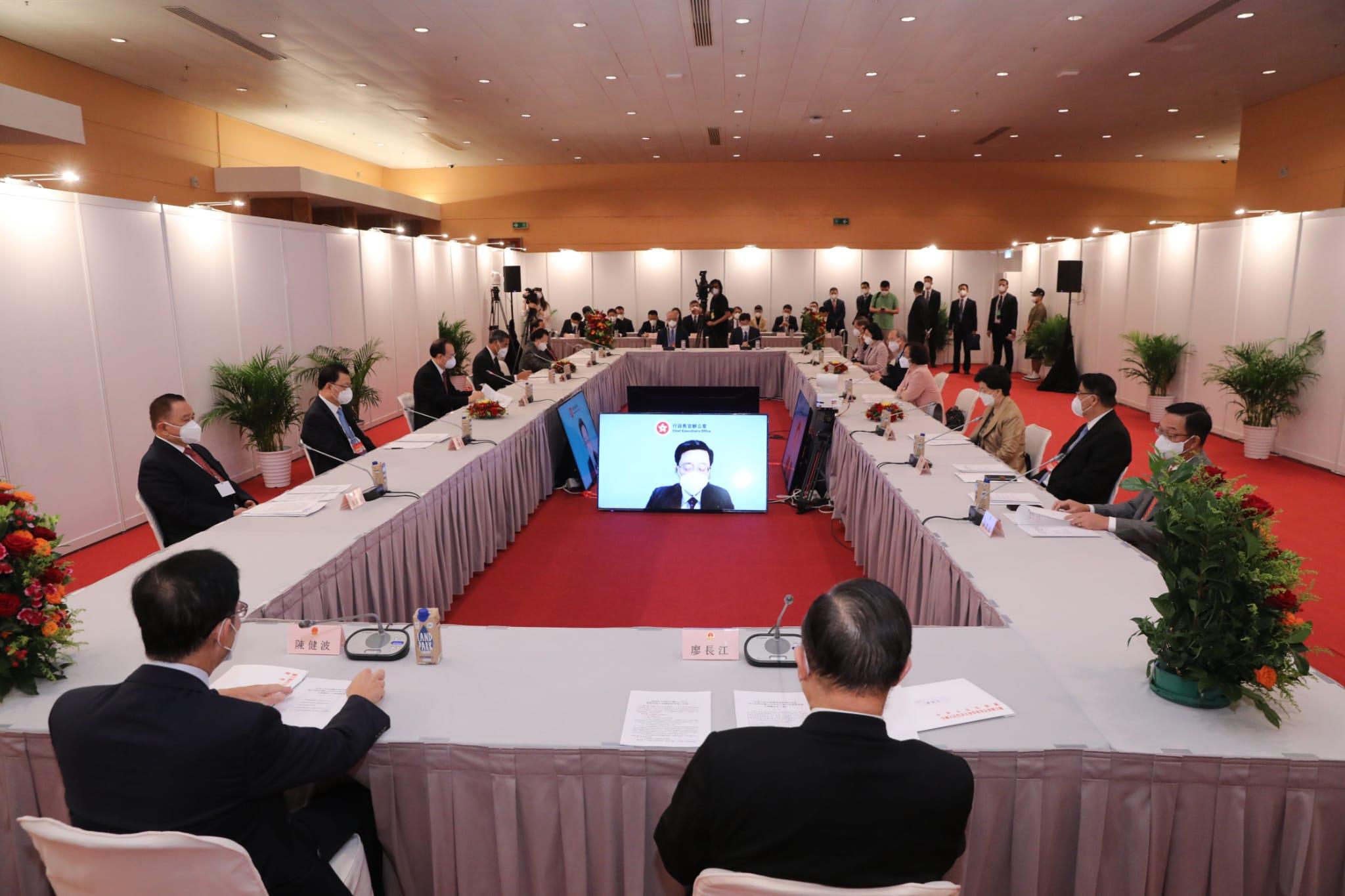 港區人大選舉首次會議召開,並表決19人的主席團名單,當中確診的特首李家超以視像出席主席團。