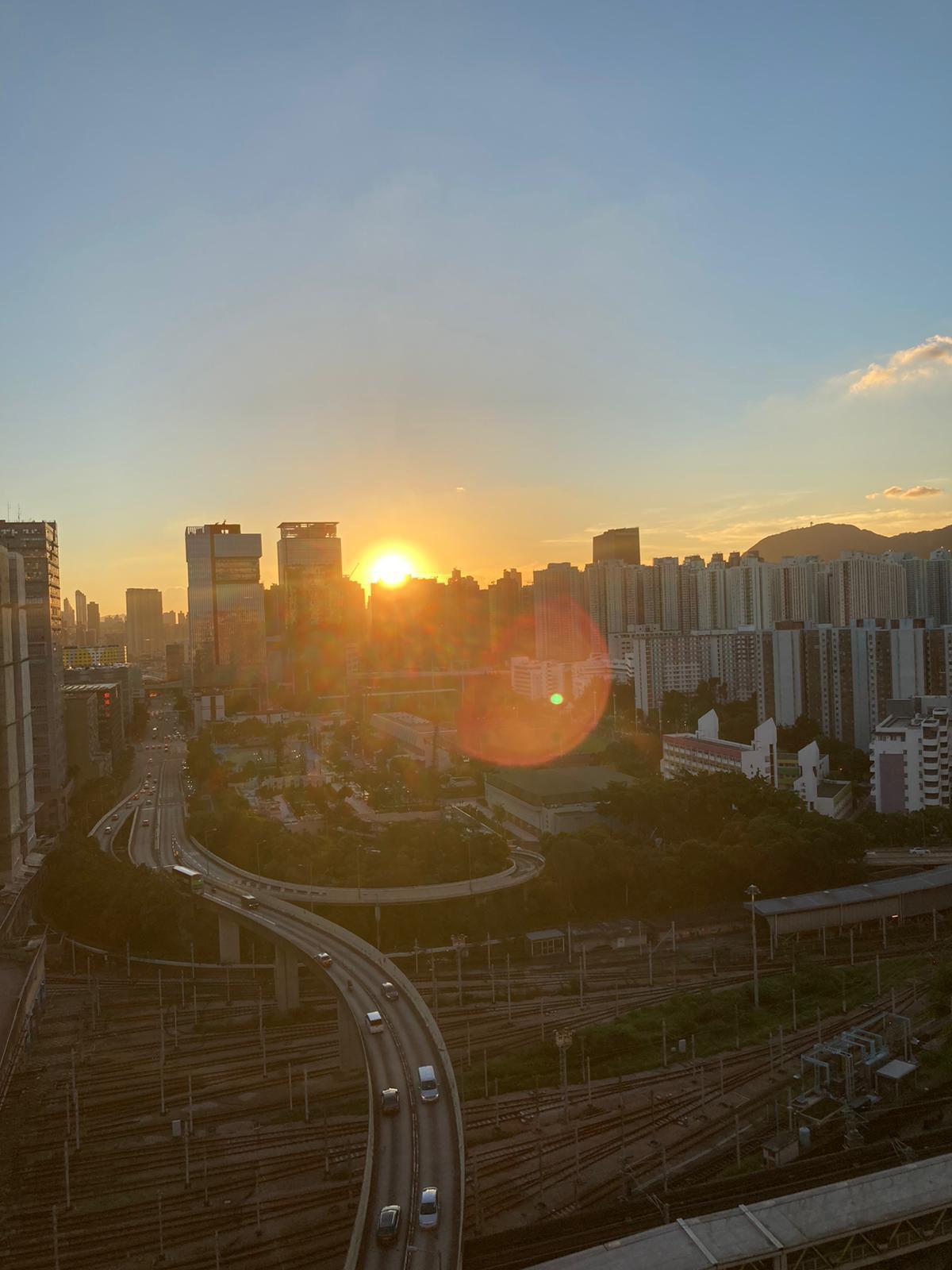 單位位處高層,面向九龍灣站,景觀開揚遼闊,日落時分景致更相當迷人。