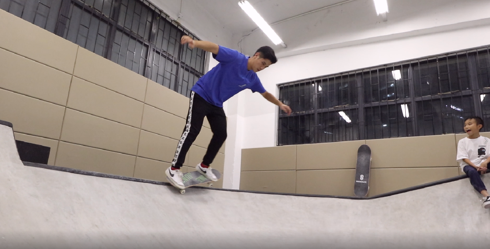 花式五:5050 axel stall│難度:***│在對面的mini ramp轉身,然後人與滑板都在上面停頓5秒鐘,跟著再滑行落下。