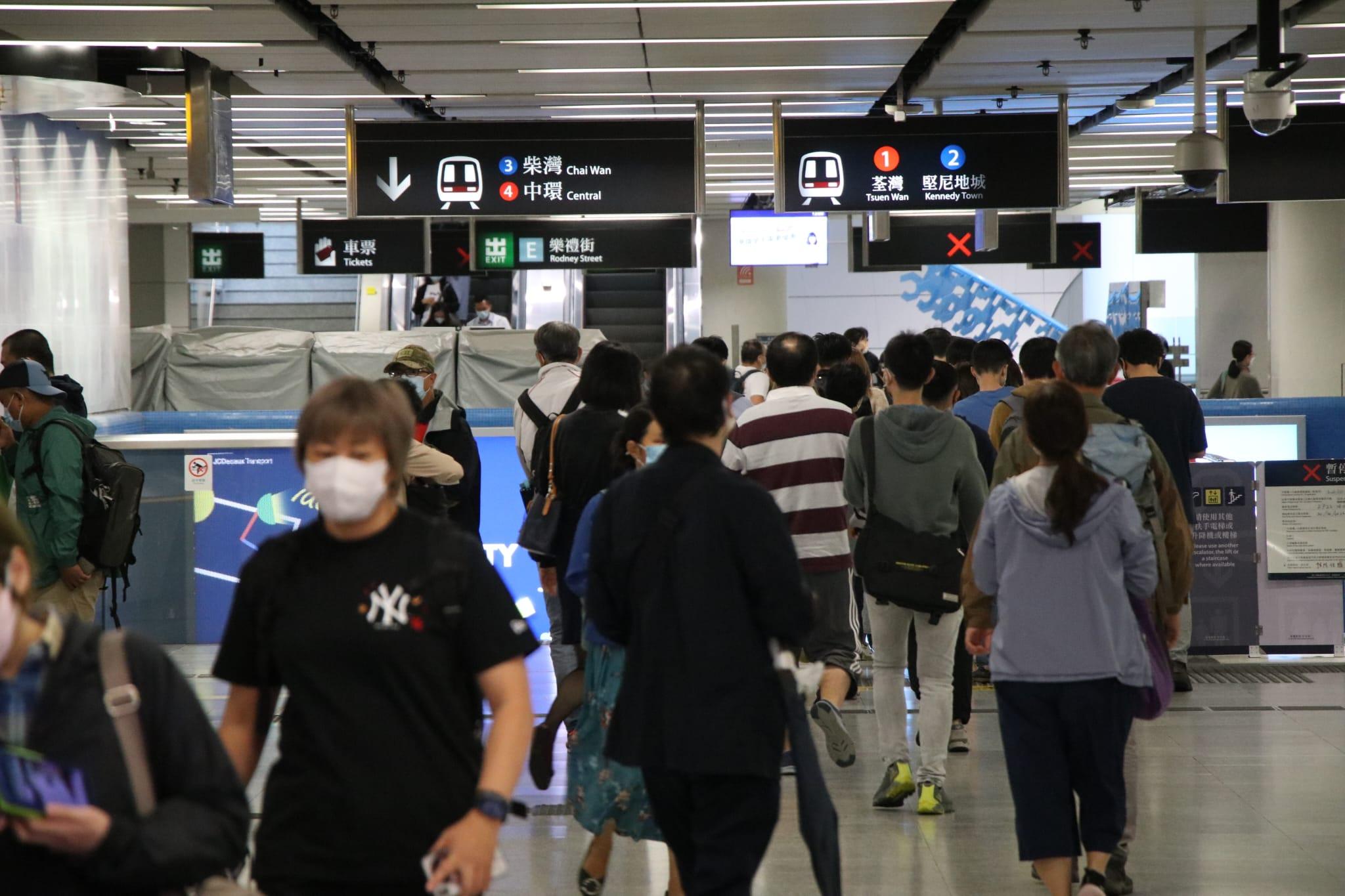 天文台決定在下午1時40分或以前改掛八號風球,不少市民提早收工,趕搭車回家。(林俊源攝)