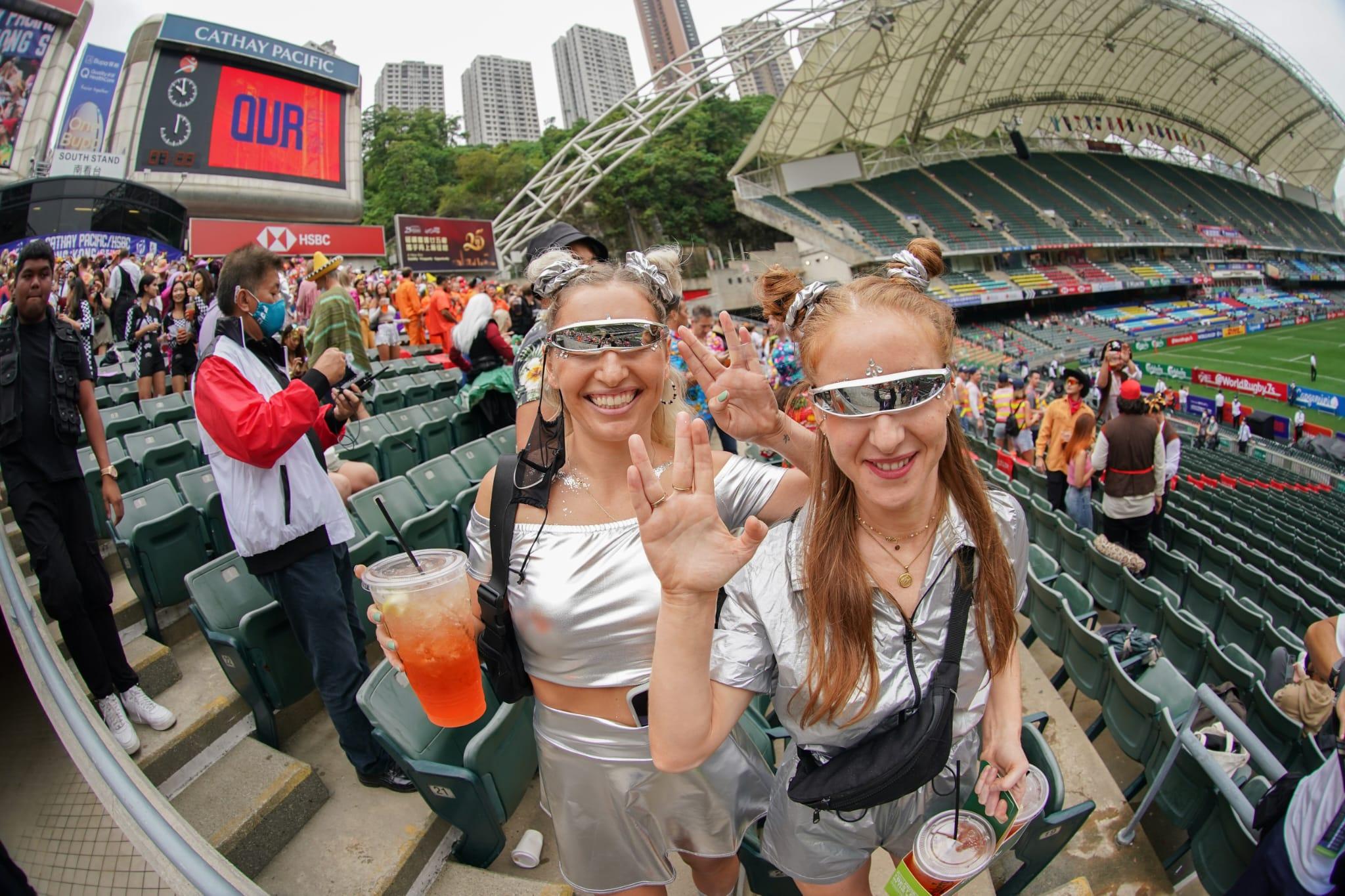 兩名女球迷奇裝出席。(李睿哲攝)