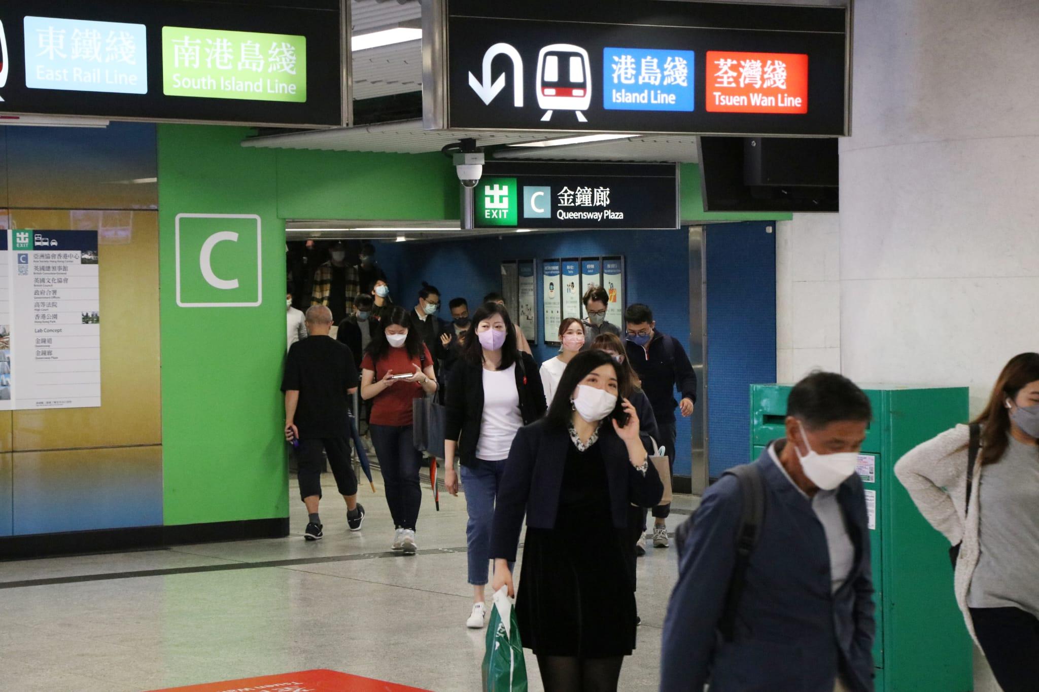 天文台決定在下午1時40分或以前改掛八號風球,不少市民提早收工,趕搭車回家。(林俊源攝)