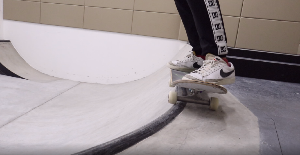 花式五:5050 axel stall│難度:***│在對面的mini ramp轉身,然後人與滑板都在上面停頓5秒鐘,跟著再滑行落下。