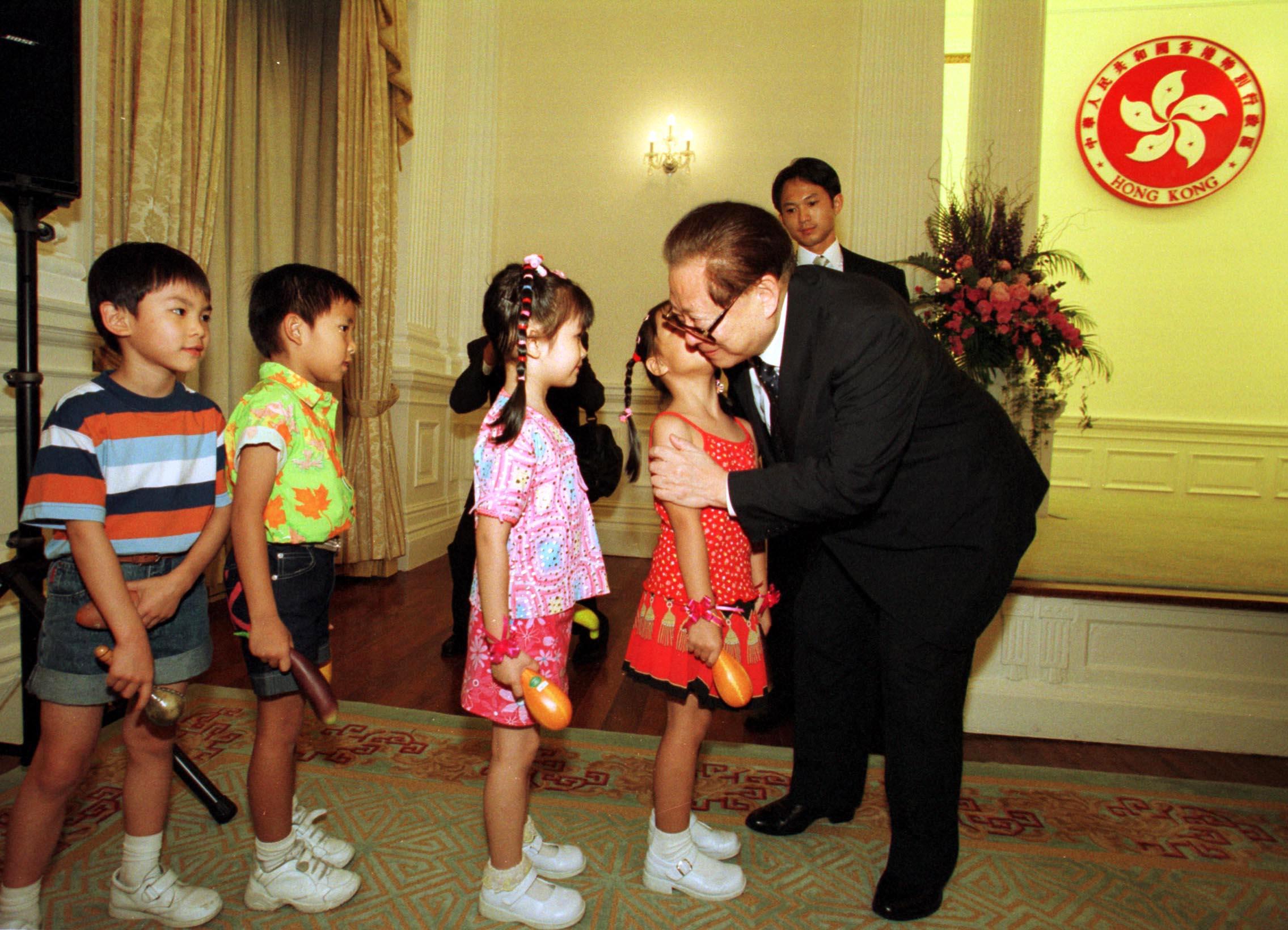 江澤民逝世|任內見證港澳回歸 「眾裡尋他」挺董建華任特首