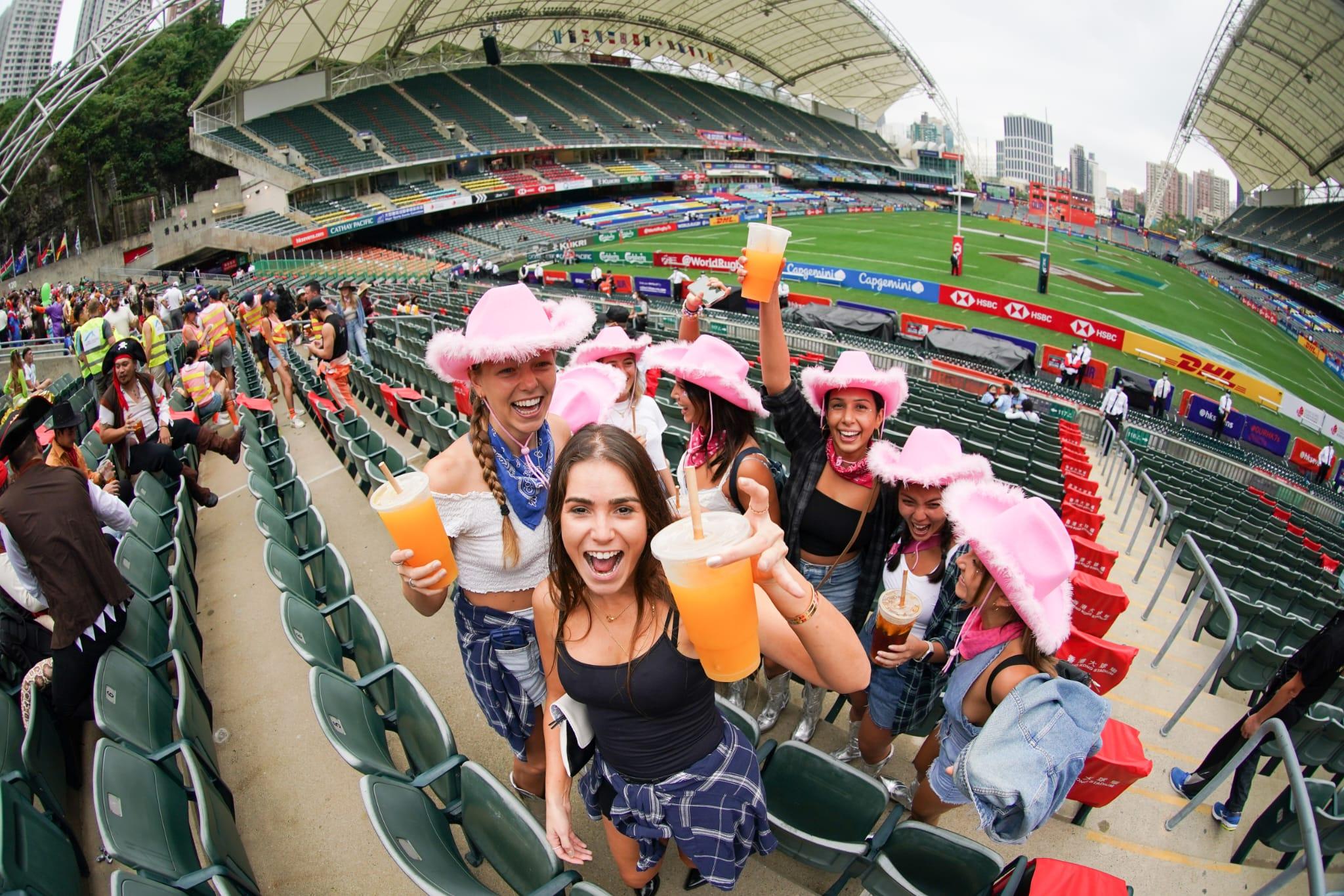 現場有球迷舉杯慶祝。(李睿哲攝)