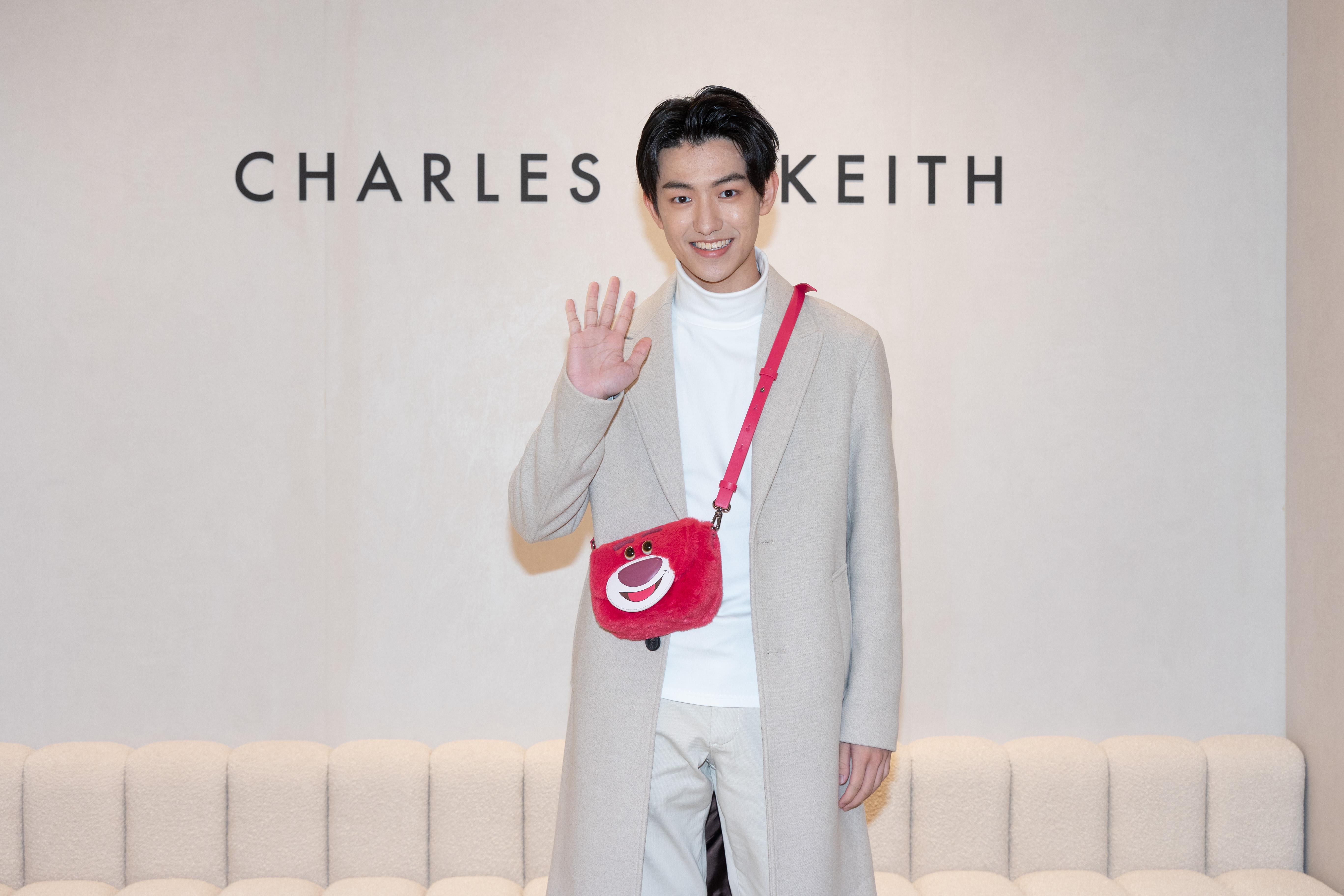 迪士尼彼思動畫系列的勞蘇士多啤梨色絨毛包包在王耀宏身上完全沒有違和感。