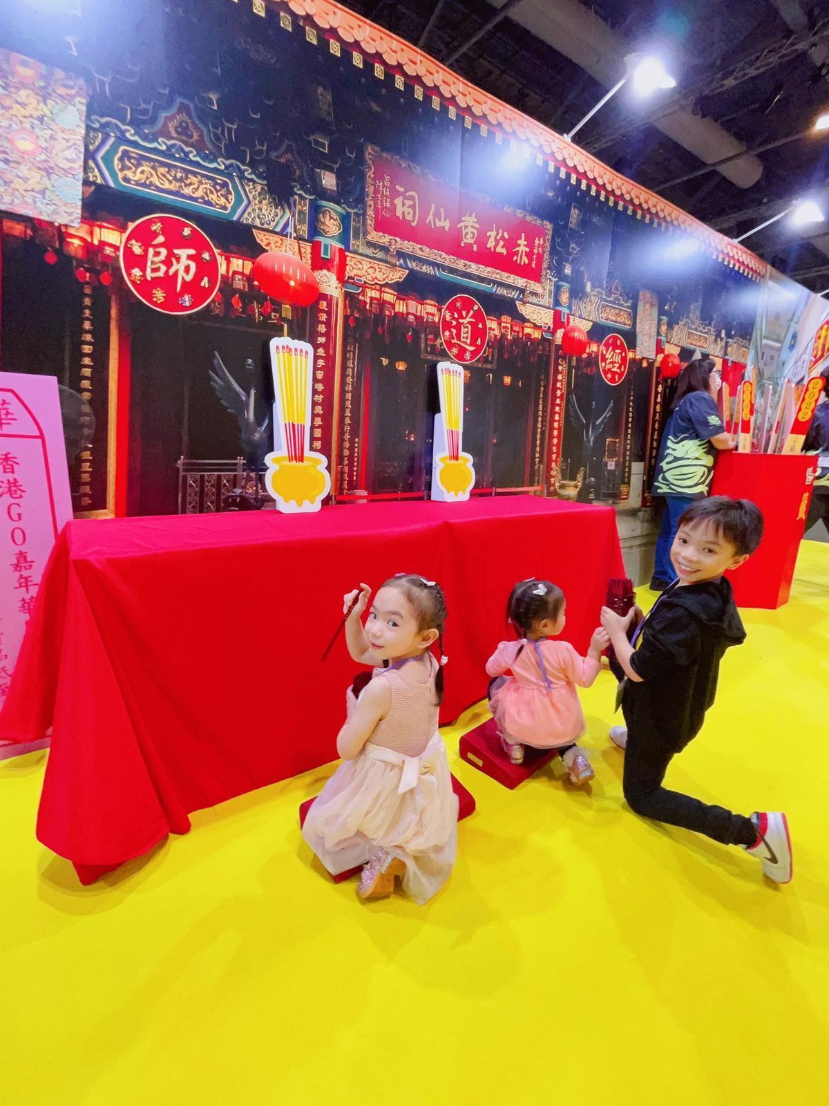 場內有不同香港重點景點,包括「旺角女人街」、「太子花園街」、「黃大仙」、「沙田」、「銅鑼灣」、「大嶼山」等。