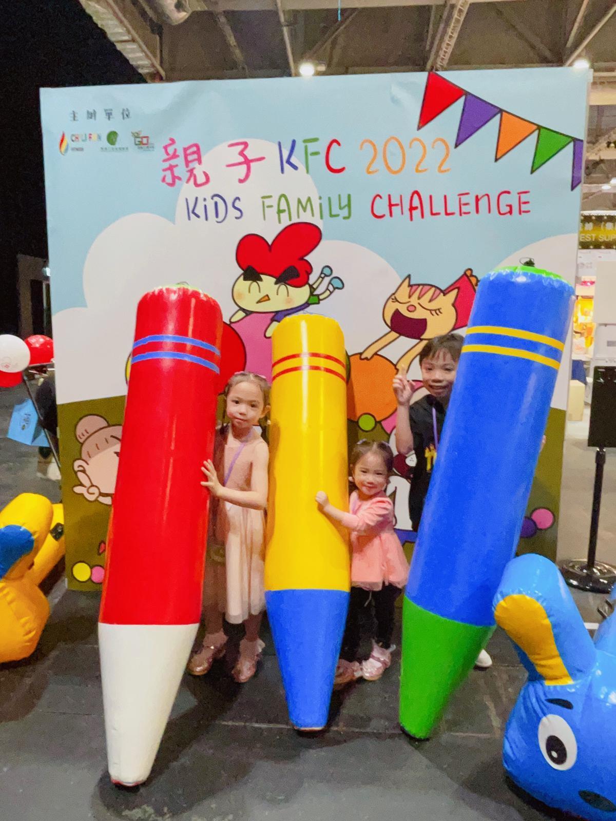 小朋友及親子爭先恐後玩起充氣大玩具。