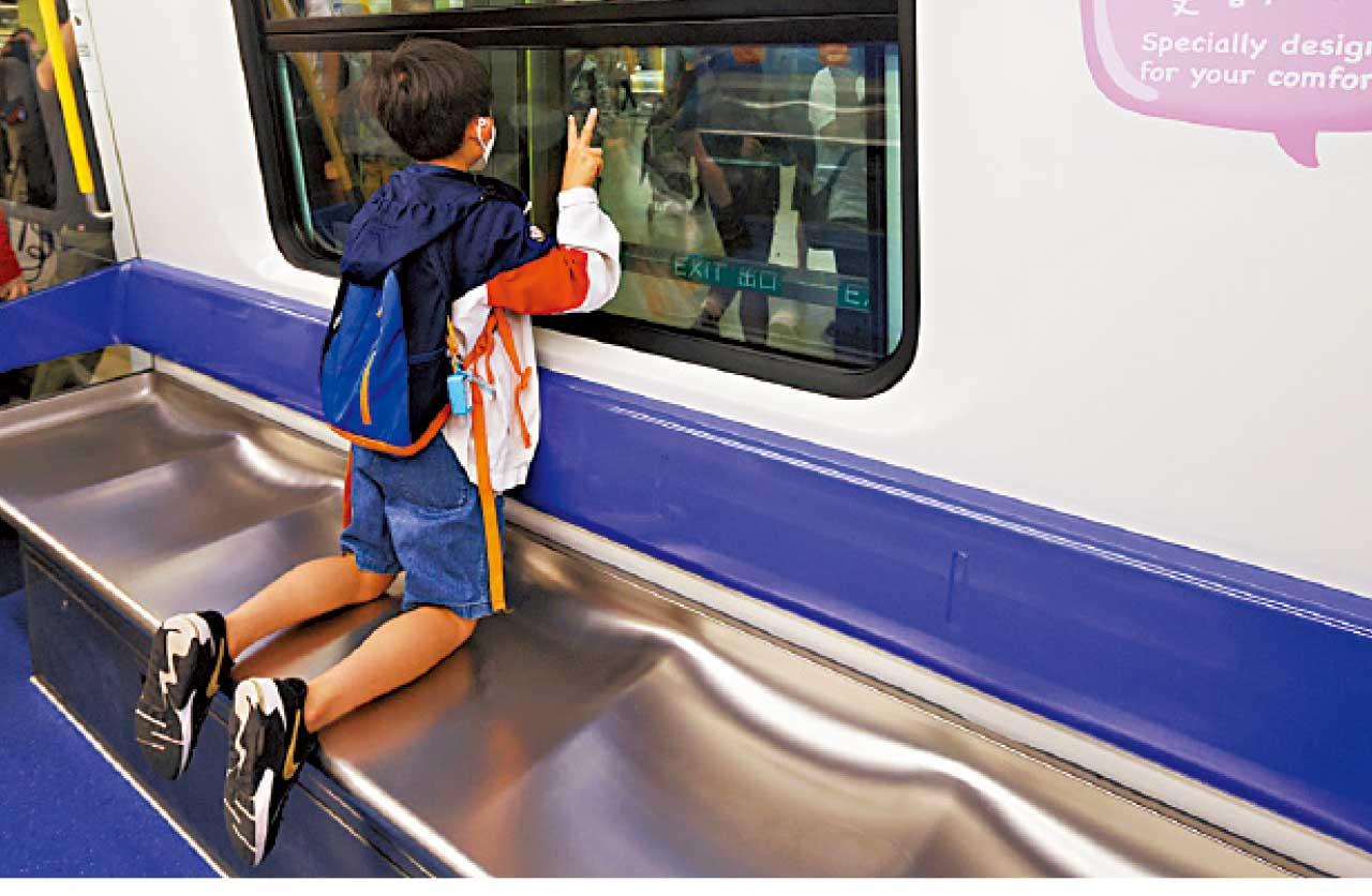 Q-Train觀塘綫首行駛 700鐵路迷見證大表興奮