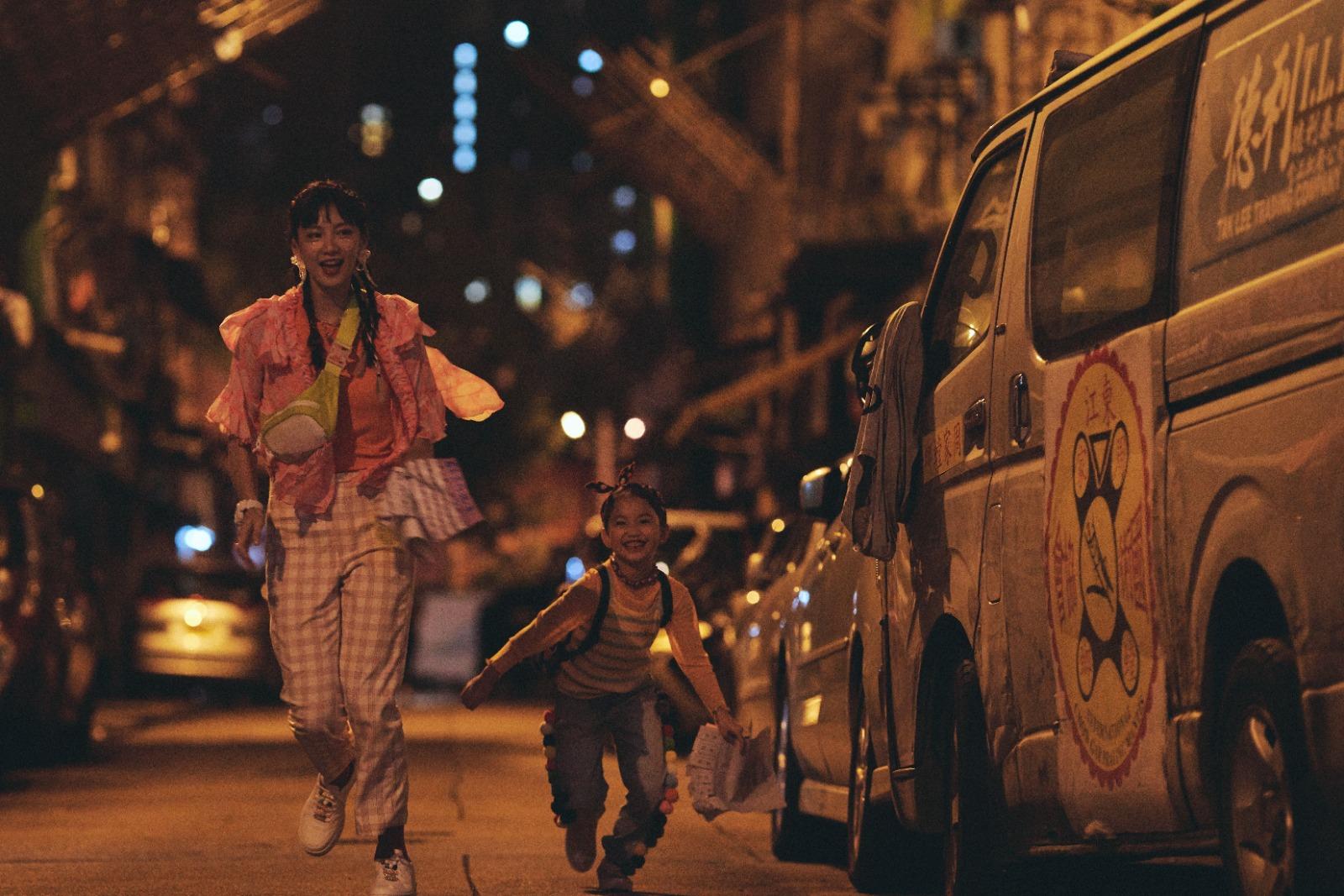 Angela一改文青女神形象,在戲中有一個6歲囡囡。