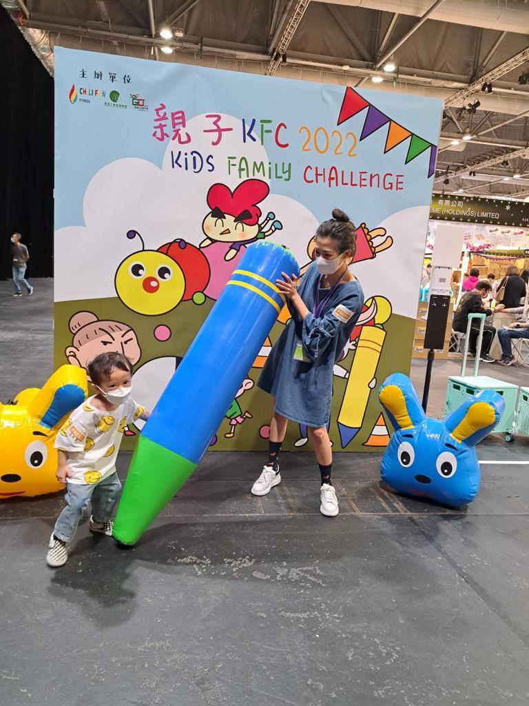 小朋友及親子爭先恐後玩起充氣大玩具。