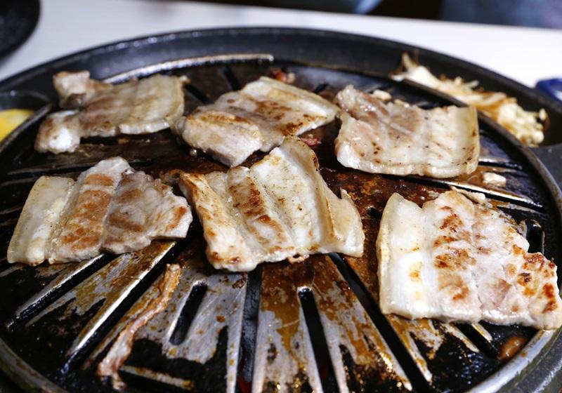 南韓媒體抱怨未來3星期無法食烤豬腩肉。