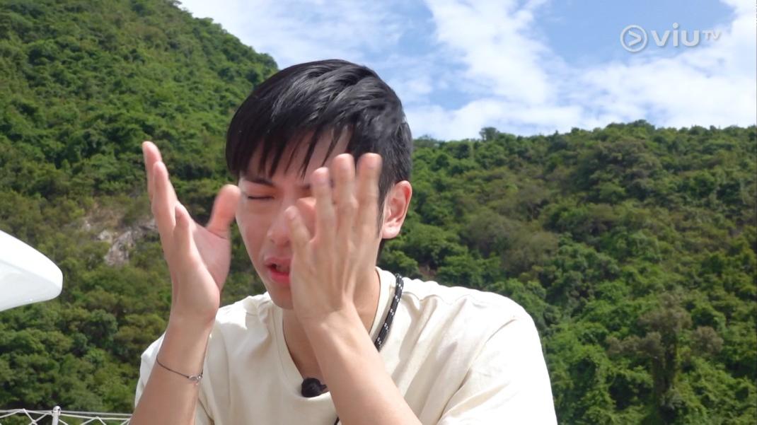 193一席要停下來,以手拭淚。