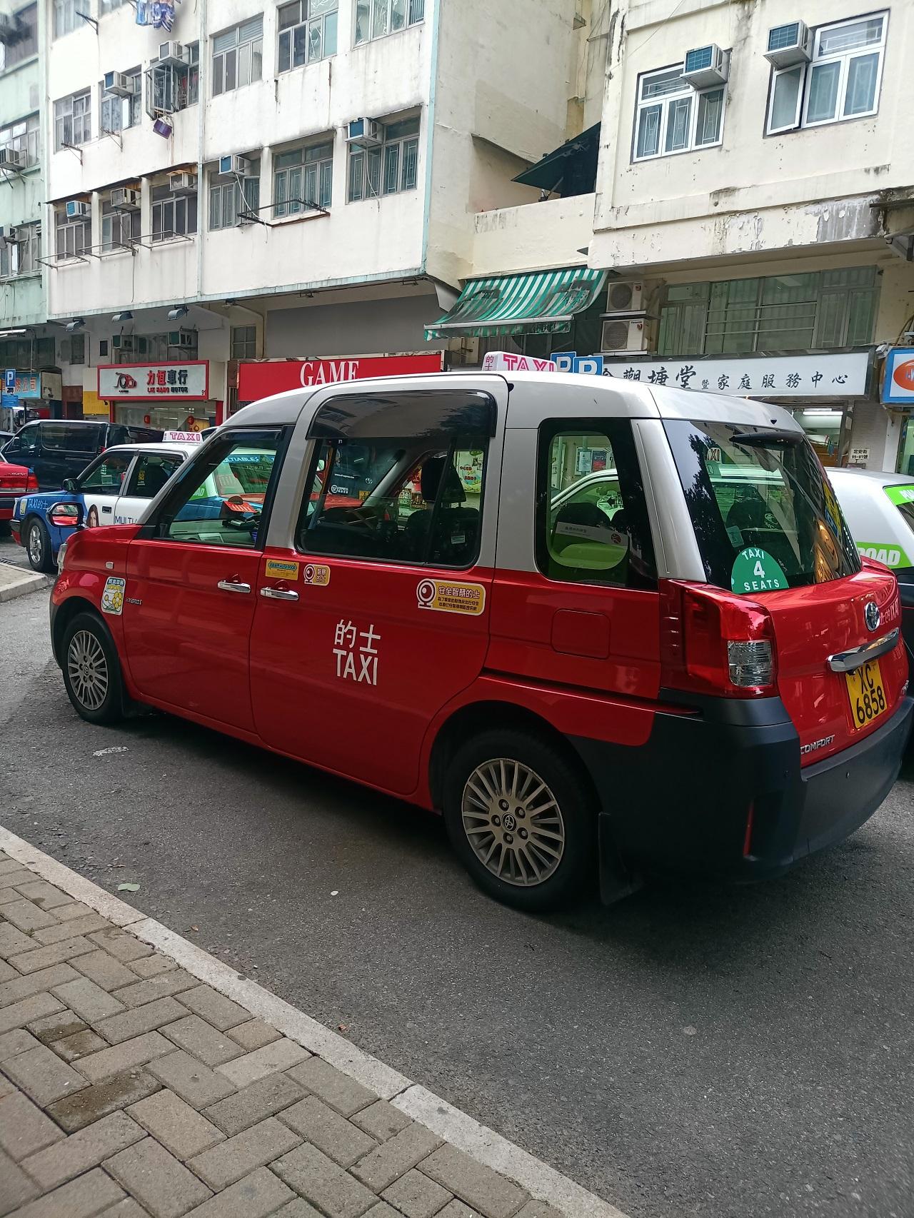 參與項目之的士,車身會張貼「安全智慧的士」作標識。