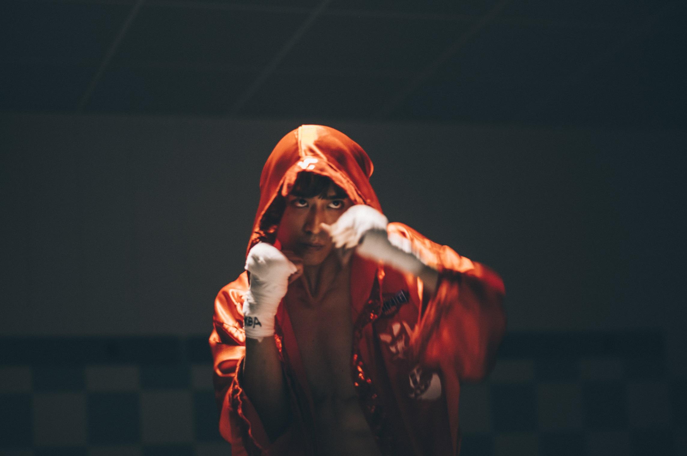 《繩角》講述主角歐陽駿(AK飾)立下決心努力奮鬥,誓,要挑戰極限成為亞洲拳王。(劇照)