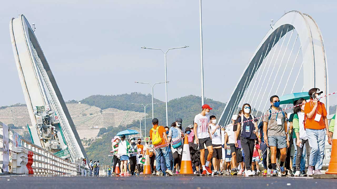 疫情後首復辦實體百萬行 1.5萬人率先行將軍澳跨灣大橋