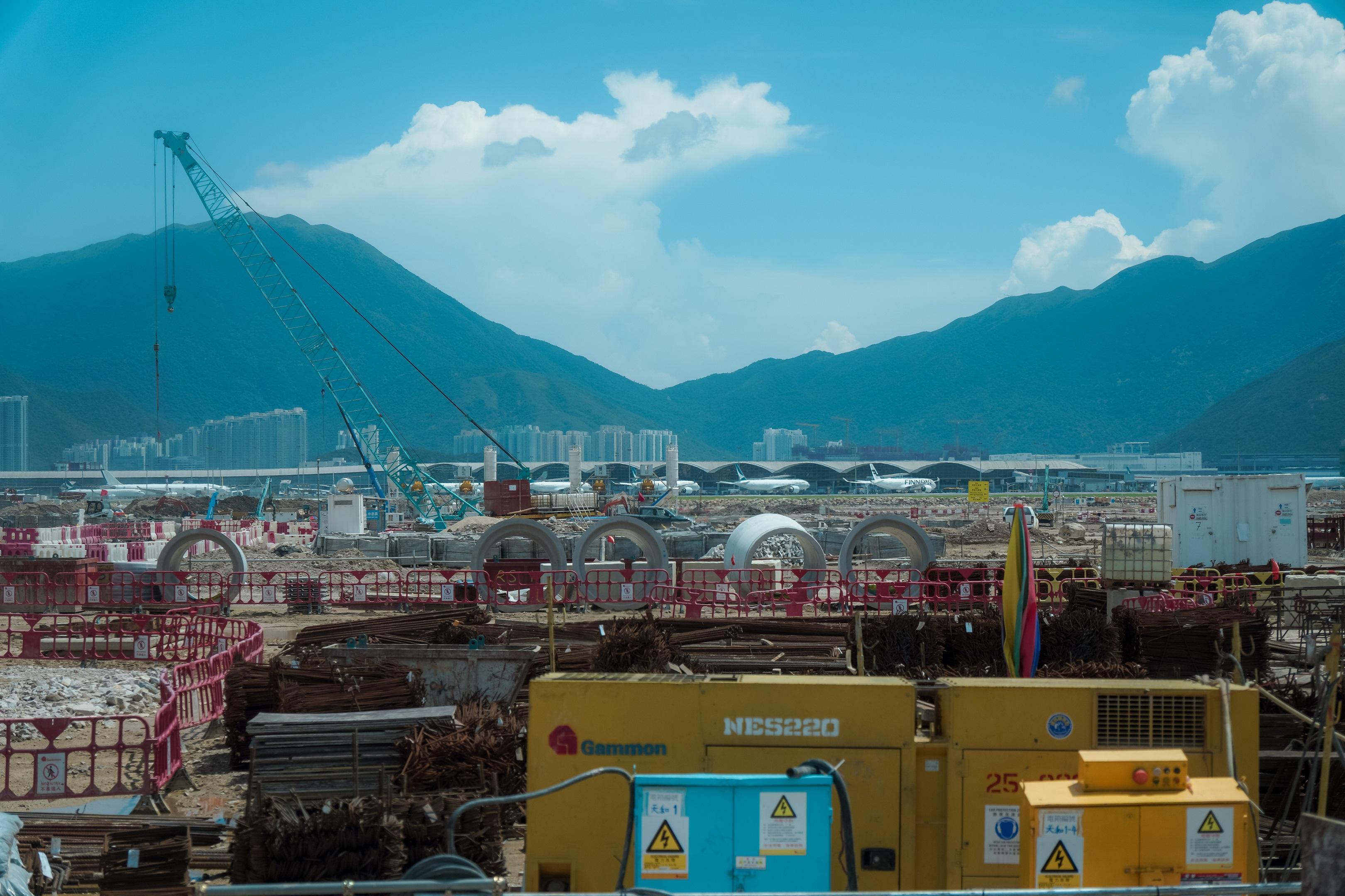 男工機場三跑地盤10米高墜下 頭部被困1小時