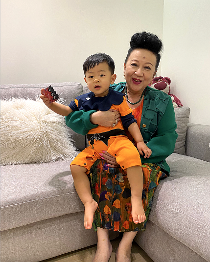 家燕姐抱住孫仔Julian,一副有孫萬事得的模樣。