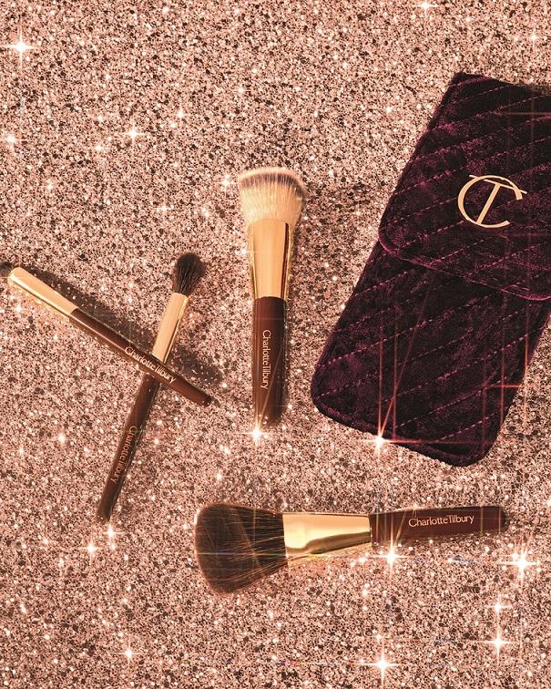 CHARLOTTE’S MAGIC MINI BRUSH SET迷你化妝掃套裝 $440 套裝包括迷你HOLLYWOOD COMPLEXION BRUSH粉底掃、迷你POWDER & SCULPT BRUSH 碎粉掃、迷你EYE SMUDGER BRUSH眼影掃,以及迷你EYE BLENDER BRUSH眼影掃,細細支可放於手袋,隨時隨地輕易補妝。