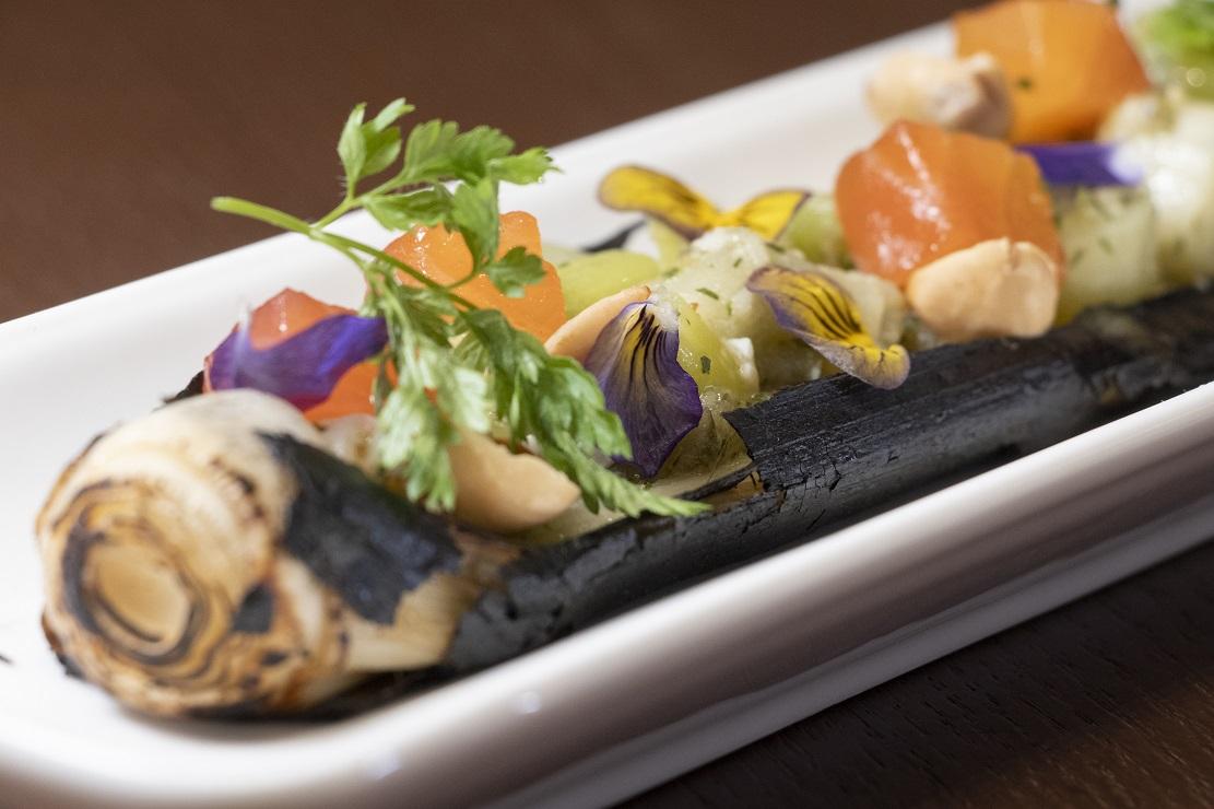 韭葱、酸瓜醬、榛子、三文魚($95)