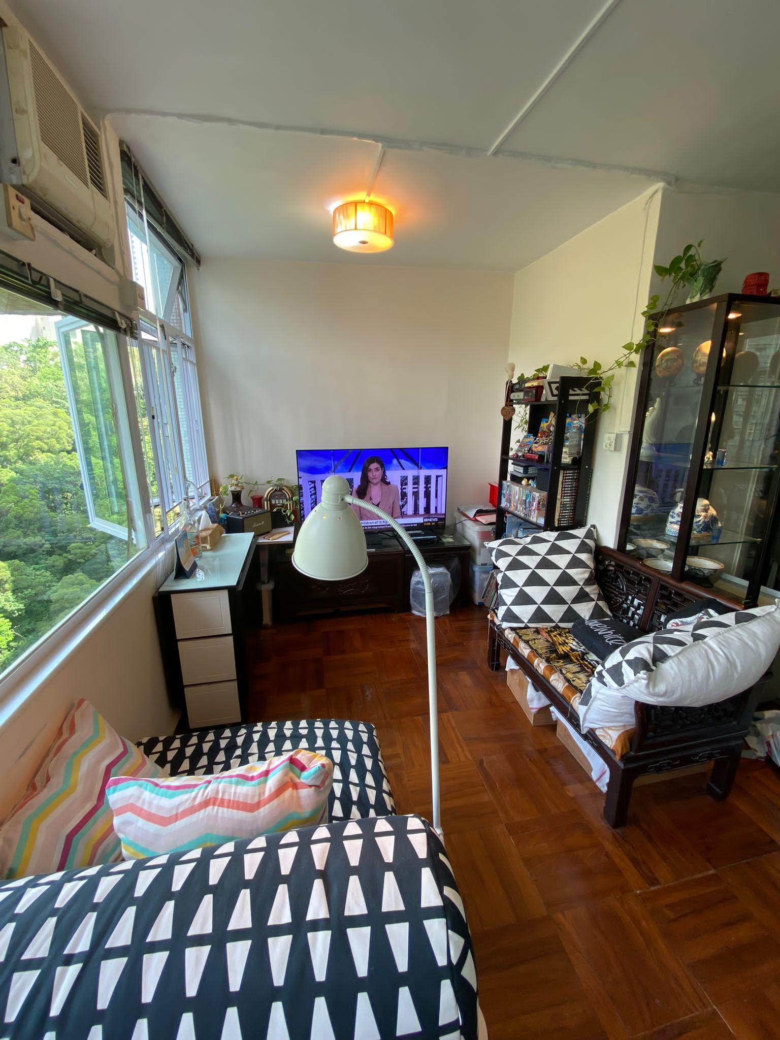 長方形大廳光猛闊落,窗外是綠油油獅子山景致。