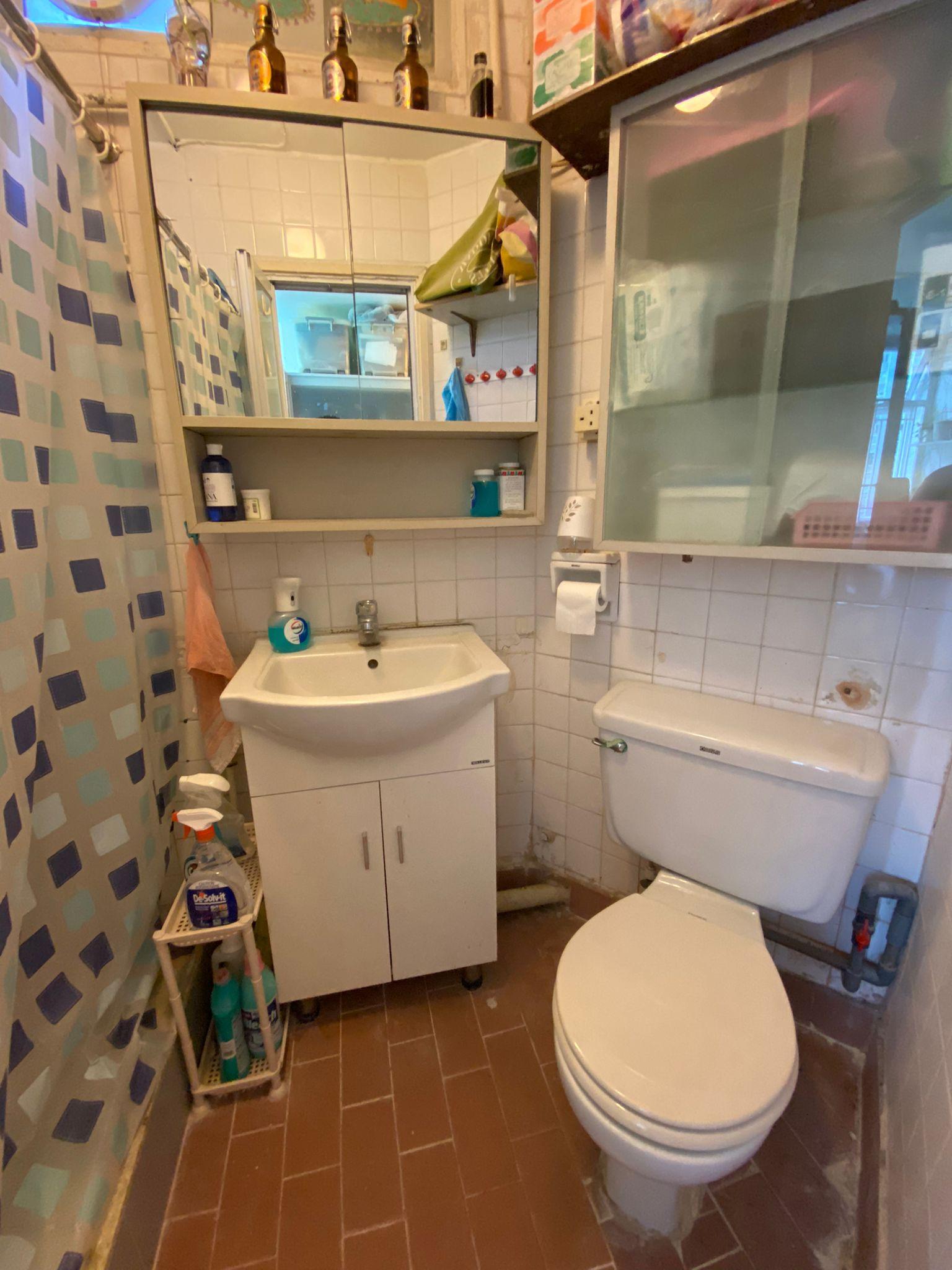 浴室裝修普通,但面積不小,相當好使實用。