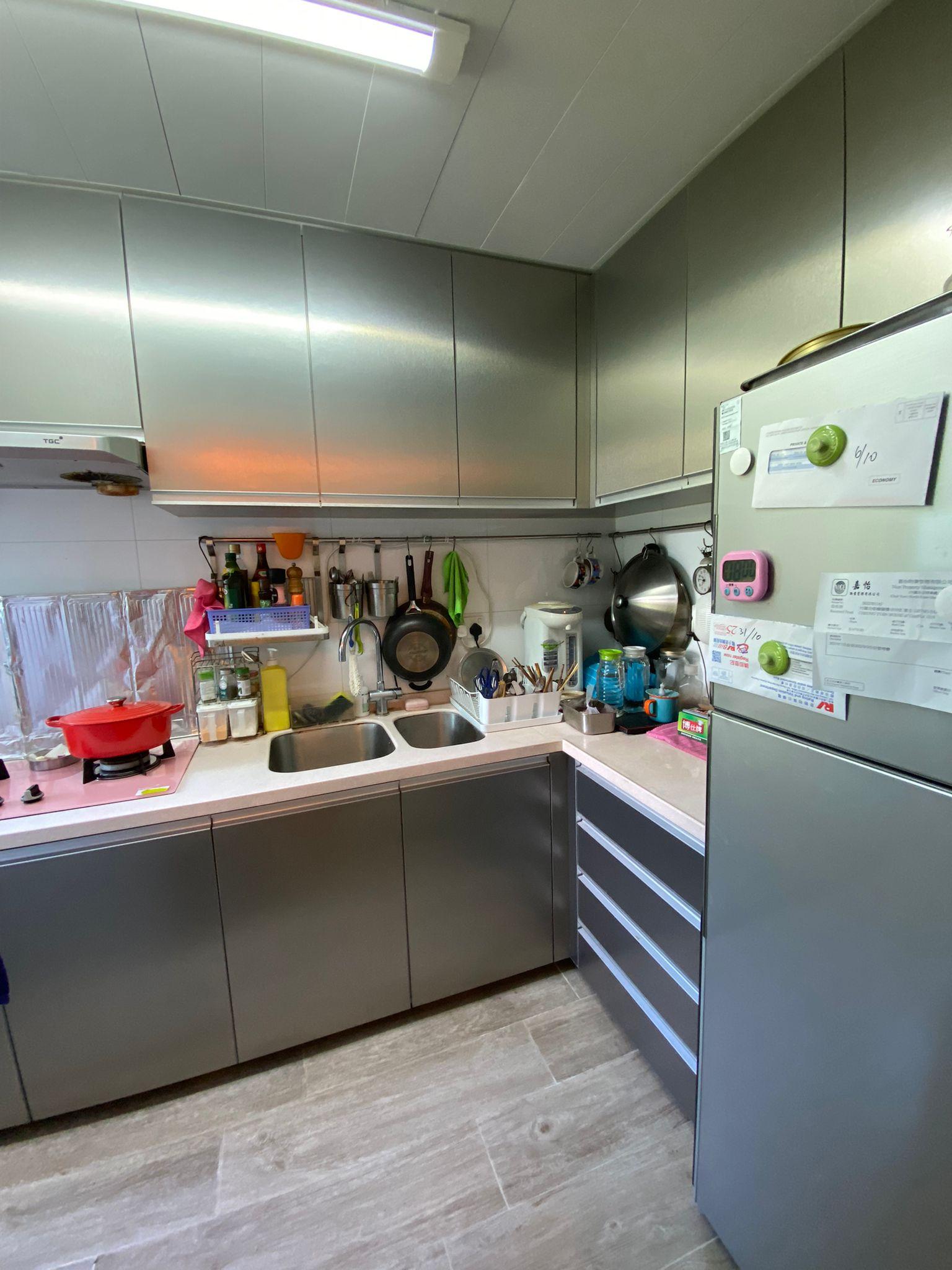 組合廚櫃簇新,美觀實用。