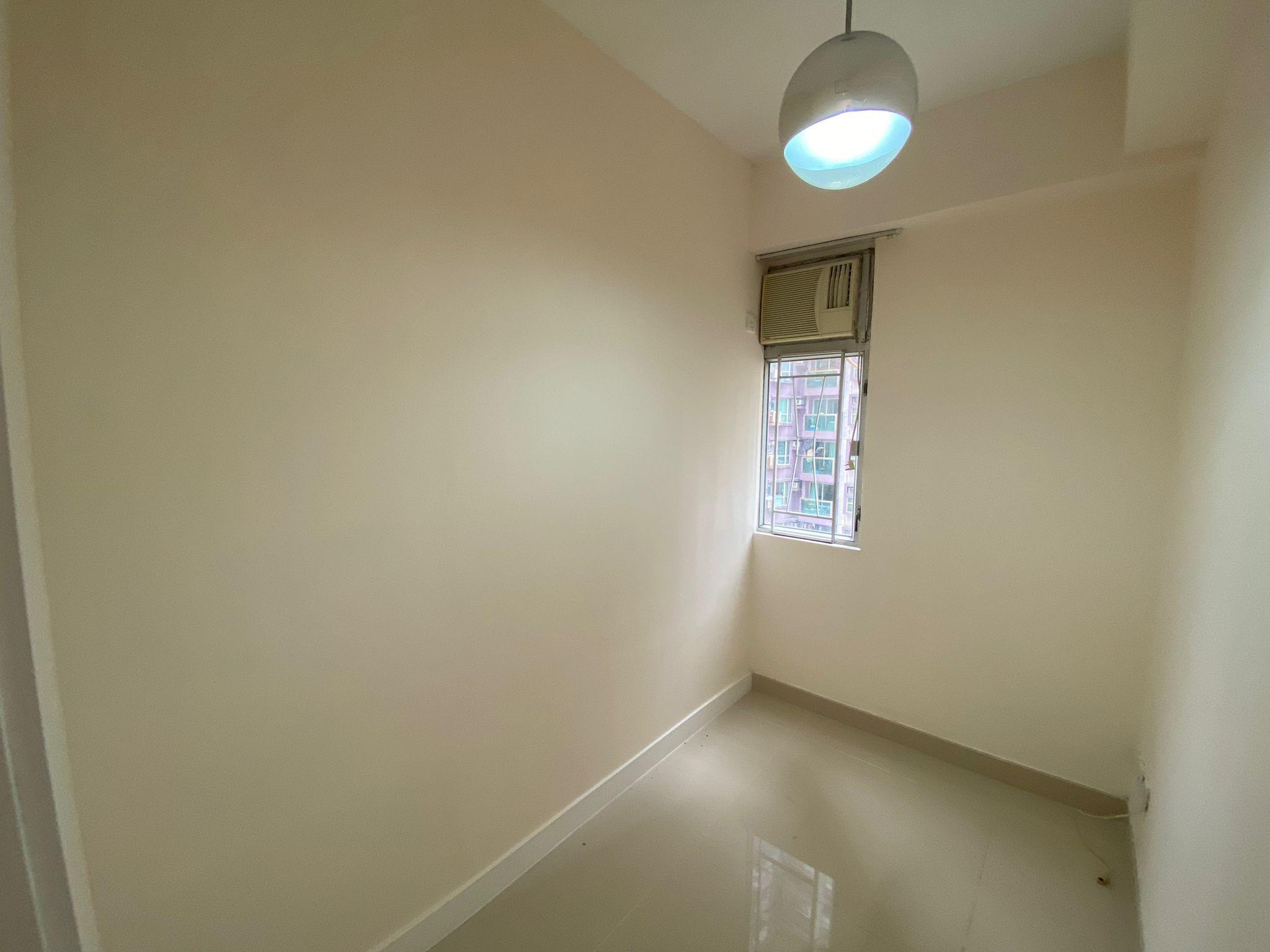 另一個分間出來的睡房面積較闊落。