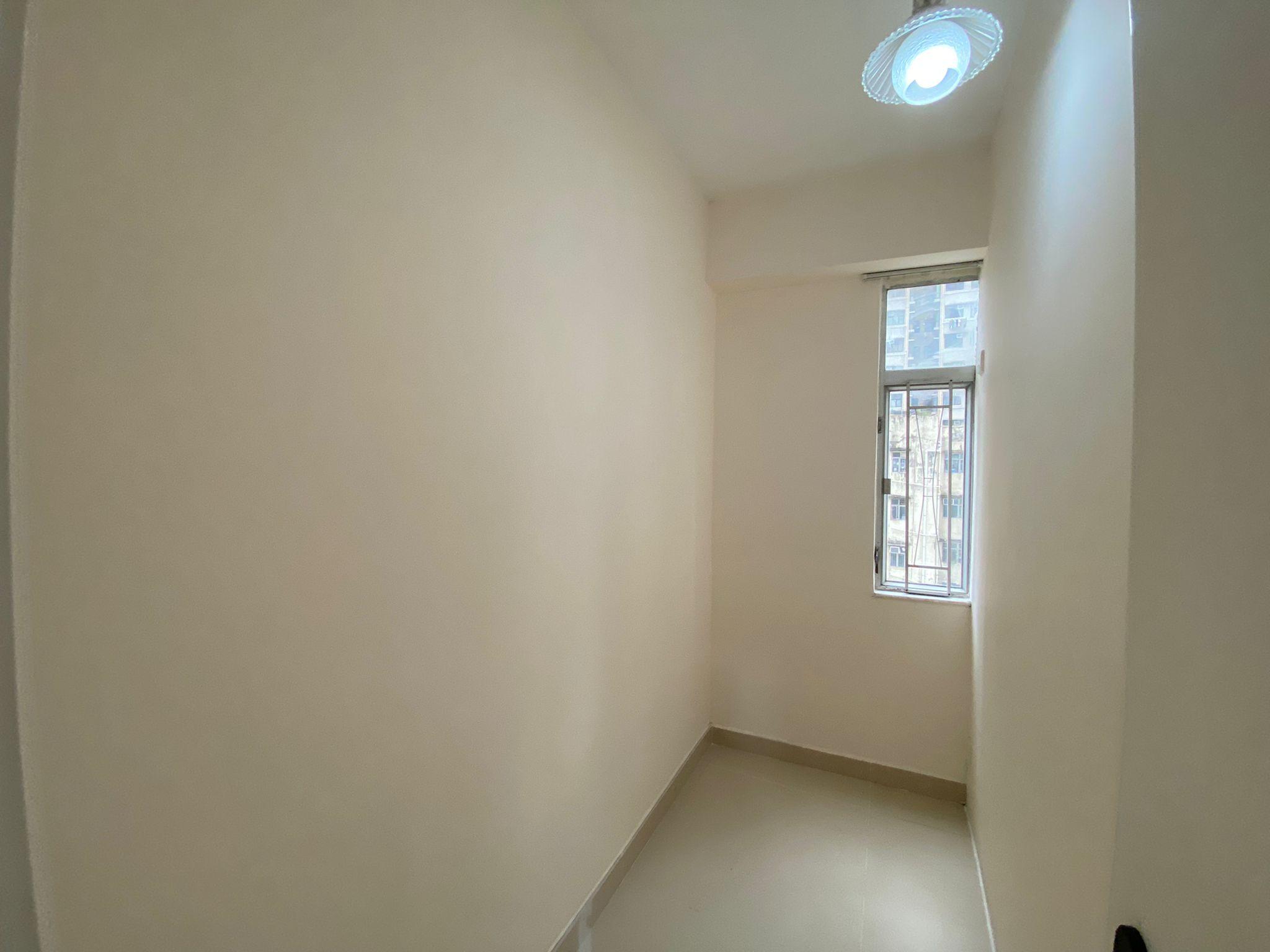 四房中最細小、被一開二分間出來的一間睡房,面積狹長但不算侷促。