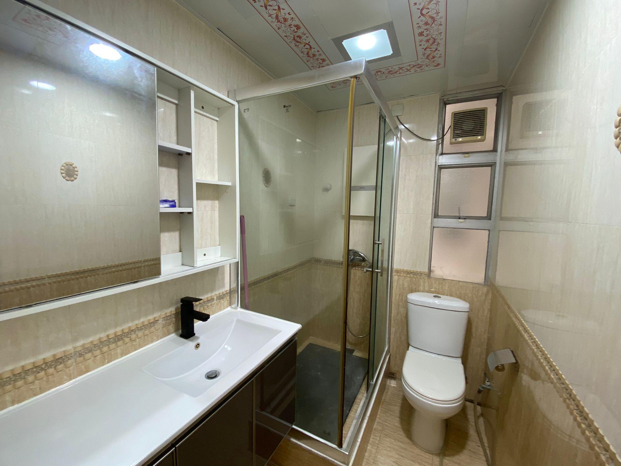 浴室全面翻新過,面積也不細小。
