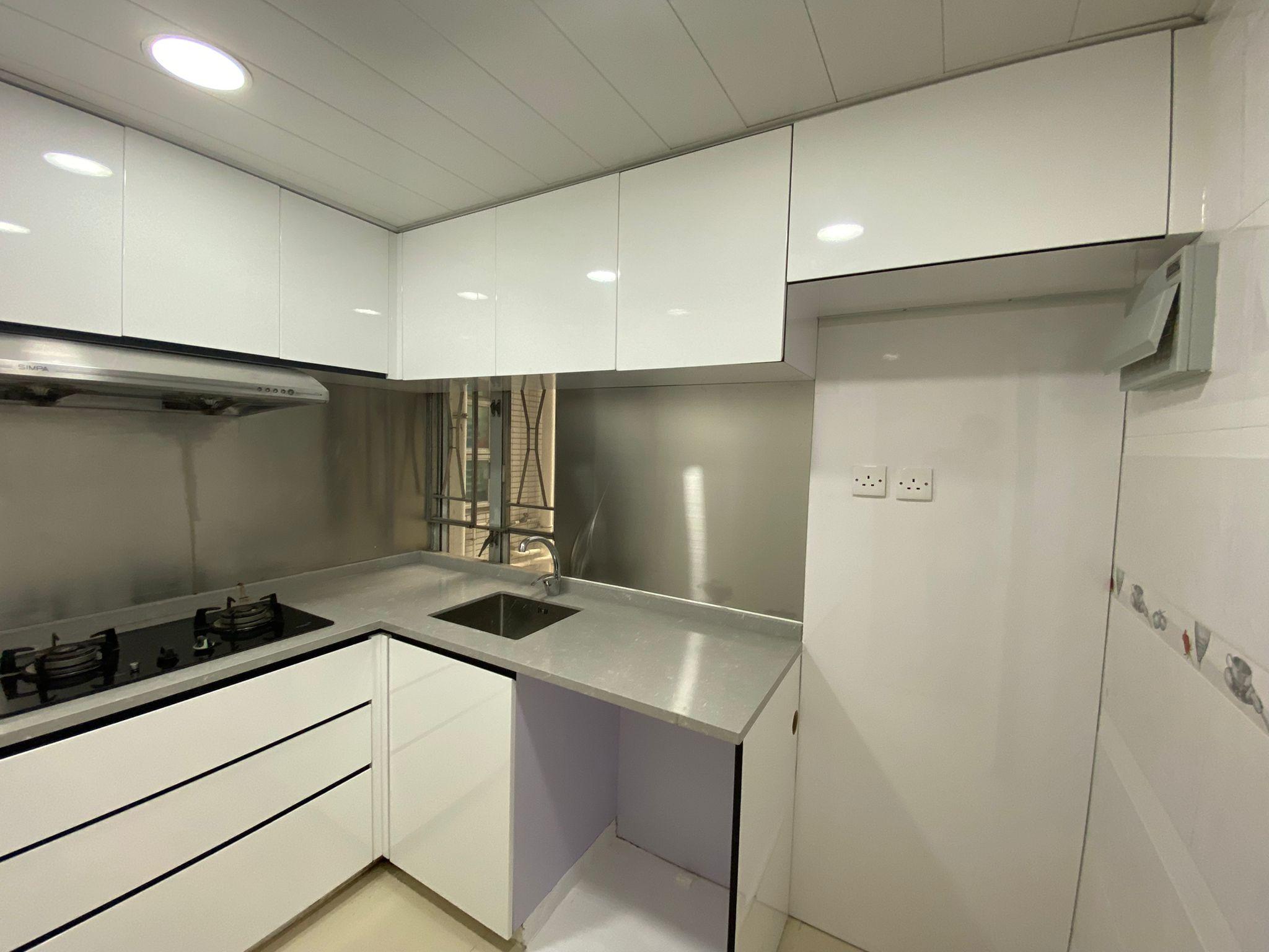 全新的組合廚櫃,有充裕空間擺放洗衣機。