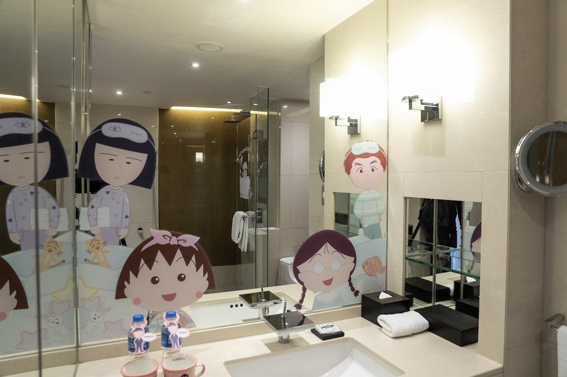 浴室鏡面、沐浴間及玻璃窗上亦貼滿櫻桃小丸子的造型貼紙,讓你沈醉於櫻桃小丸子的世界!