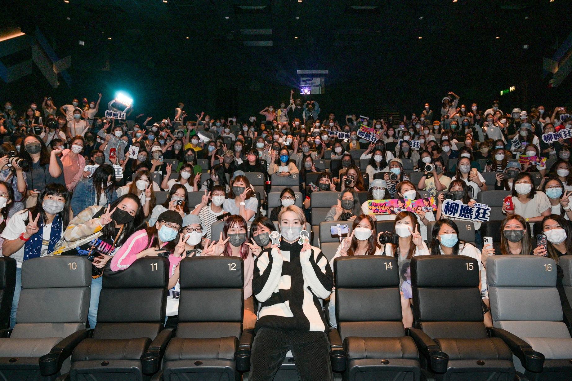 Jer與柳柳粉們大合照。