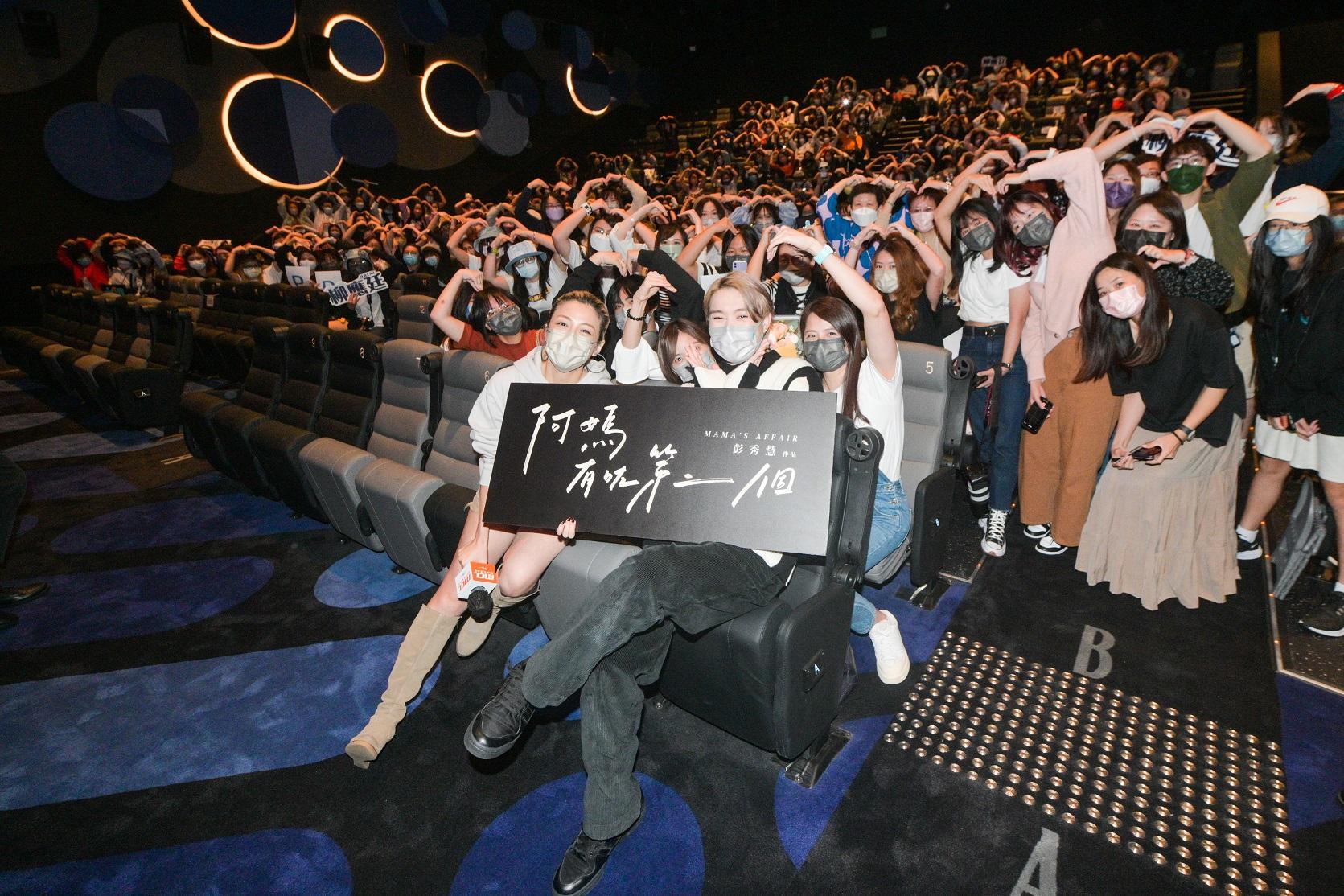 能與Jer近距離合照,柳柳粉興奮擺心心甫士。