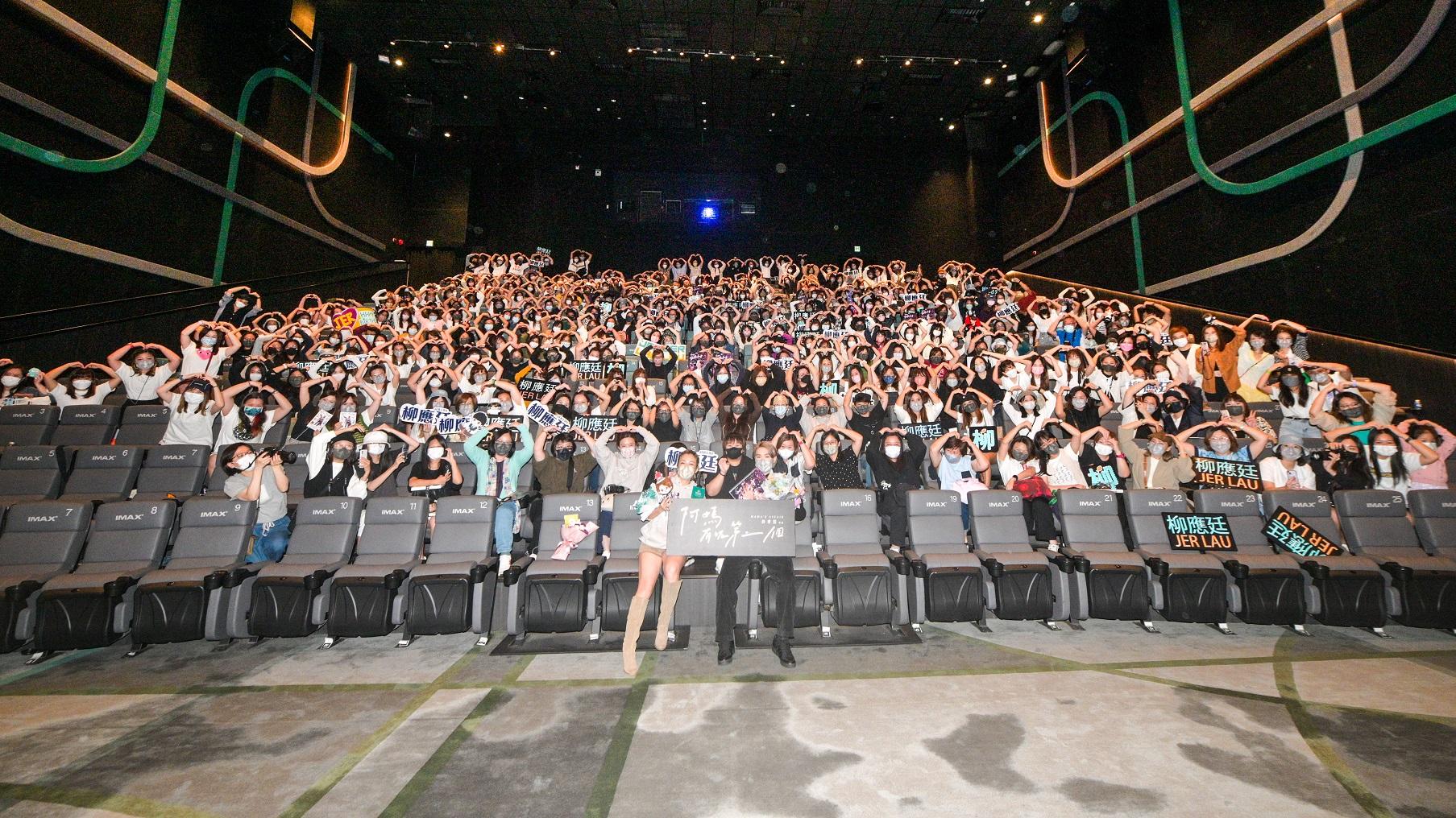 柳柳粉齊齊擺心心合照。