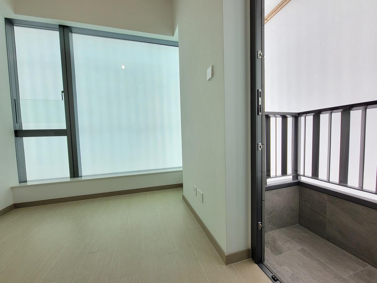 主人房及睡房開則方正,均擁特大玻璃窗,採光及空間感十足。